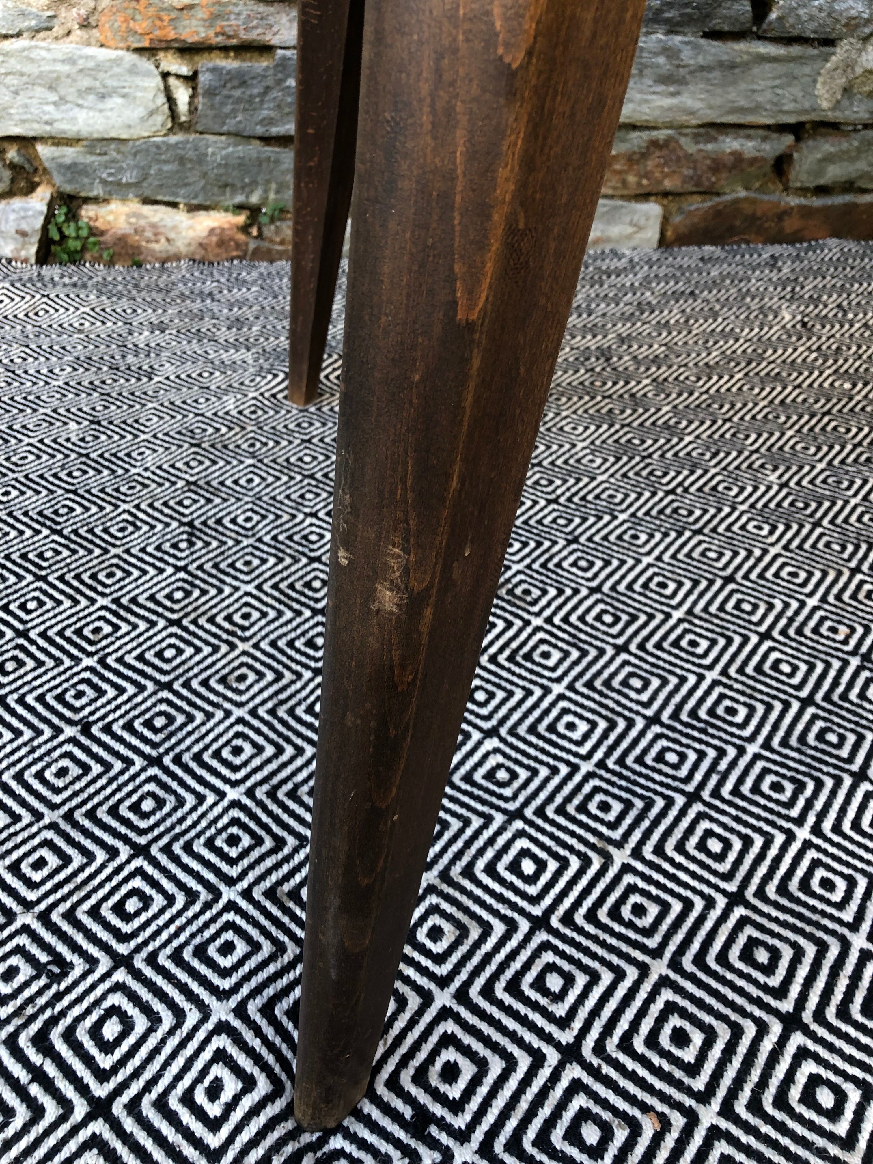 Dining table compass legs