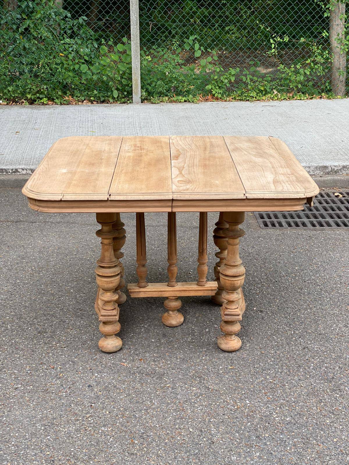 Table à manger Henri II en chêne massif décapée du XIXème