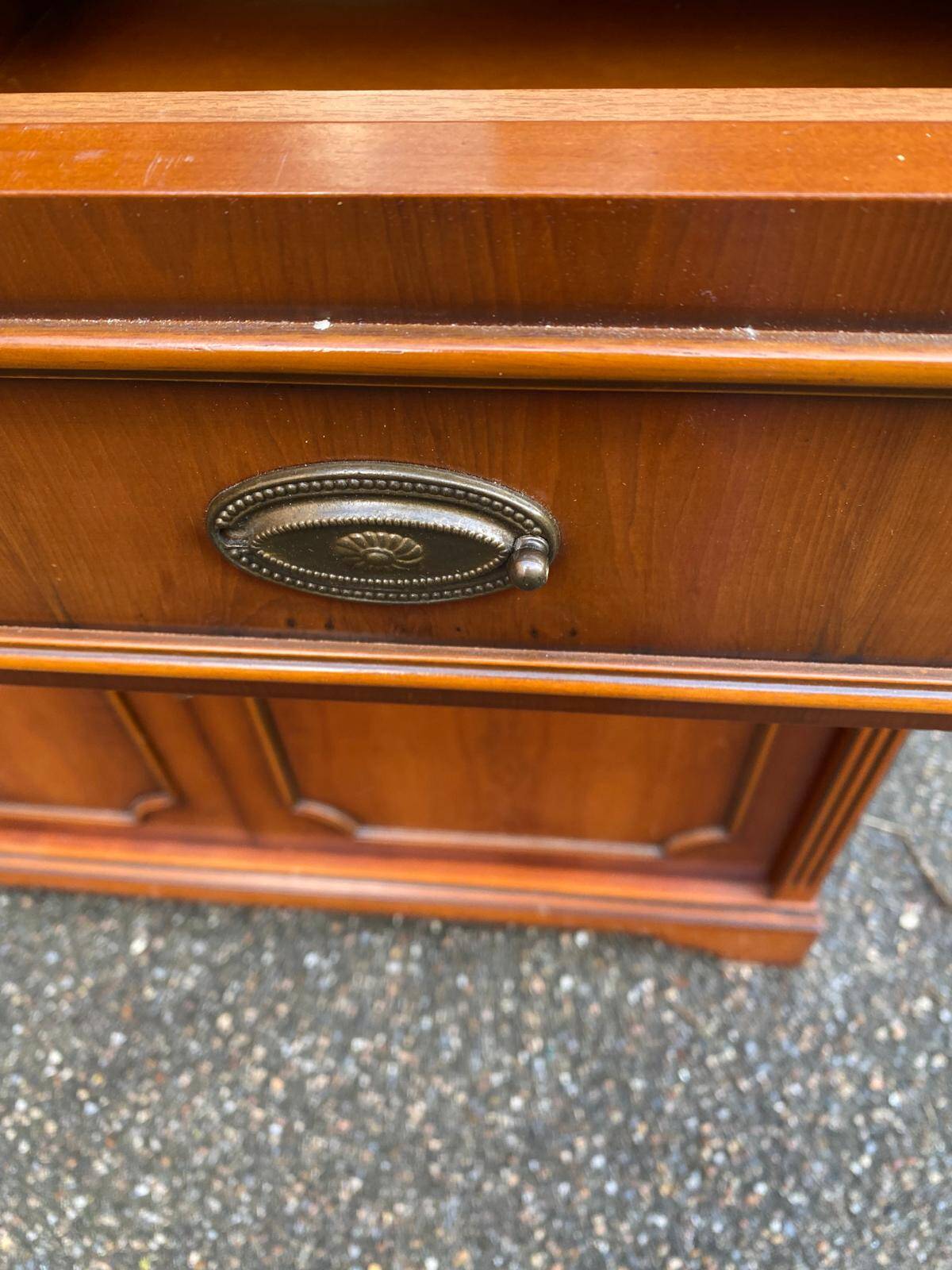 English display cabinet with 2 doors, mahogany imitation, 1990.