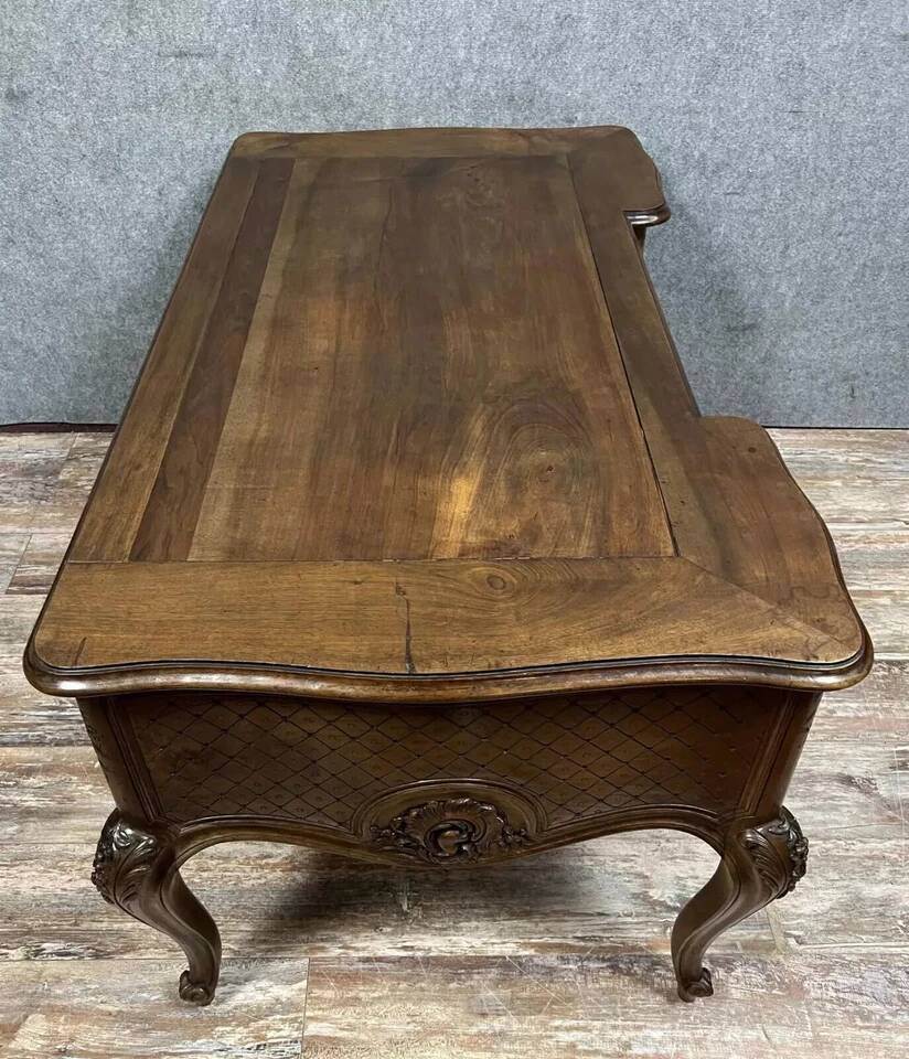 Curved Provençal Louis XV style desk in carved walnut circa 1880