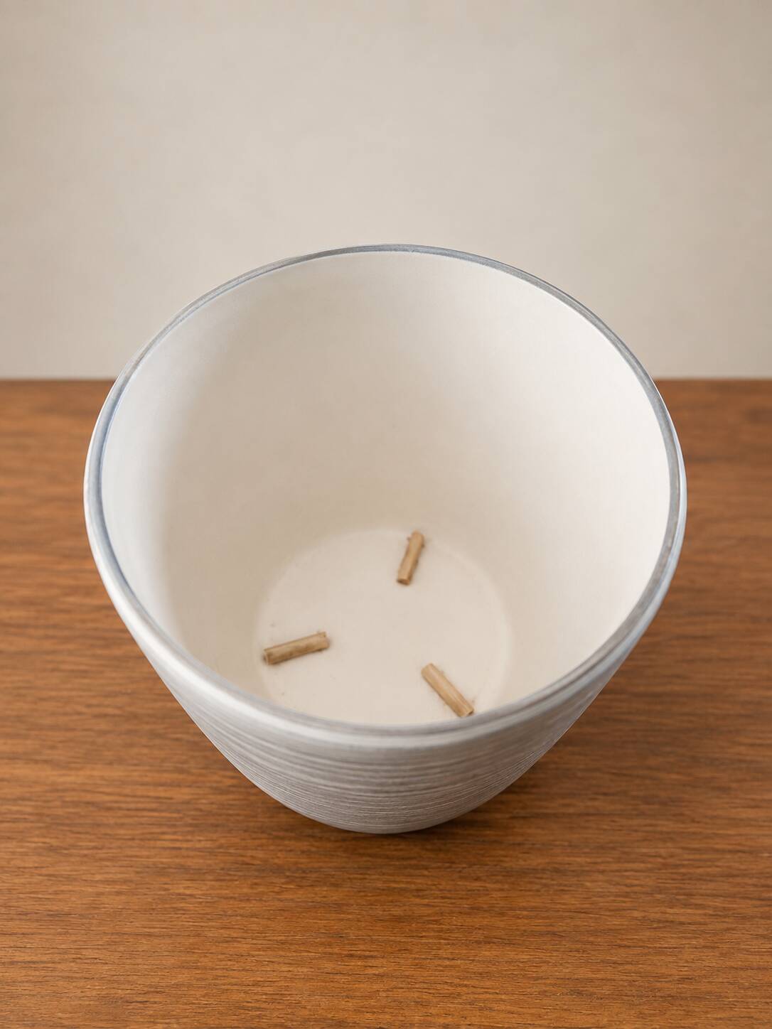 Milet cache-pot Sèvres, hand-decorated with a kneeling woman, 1950s.
