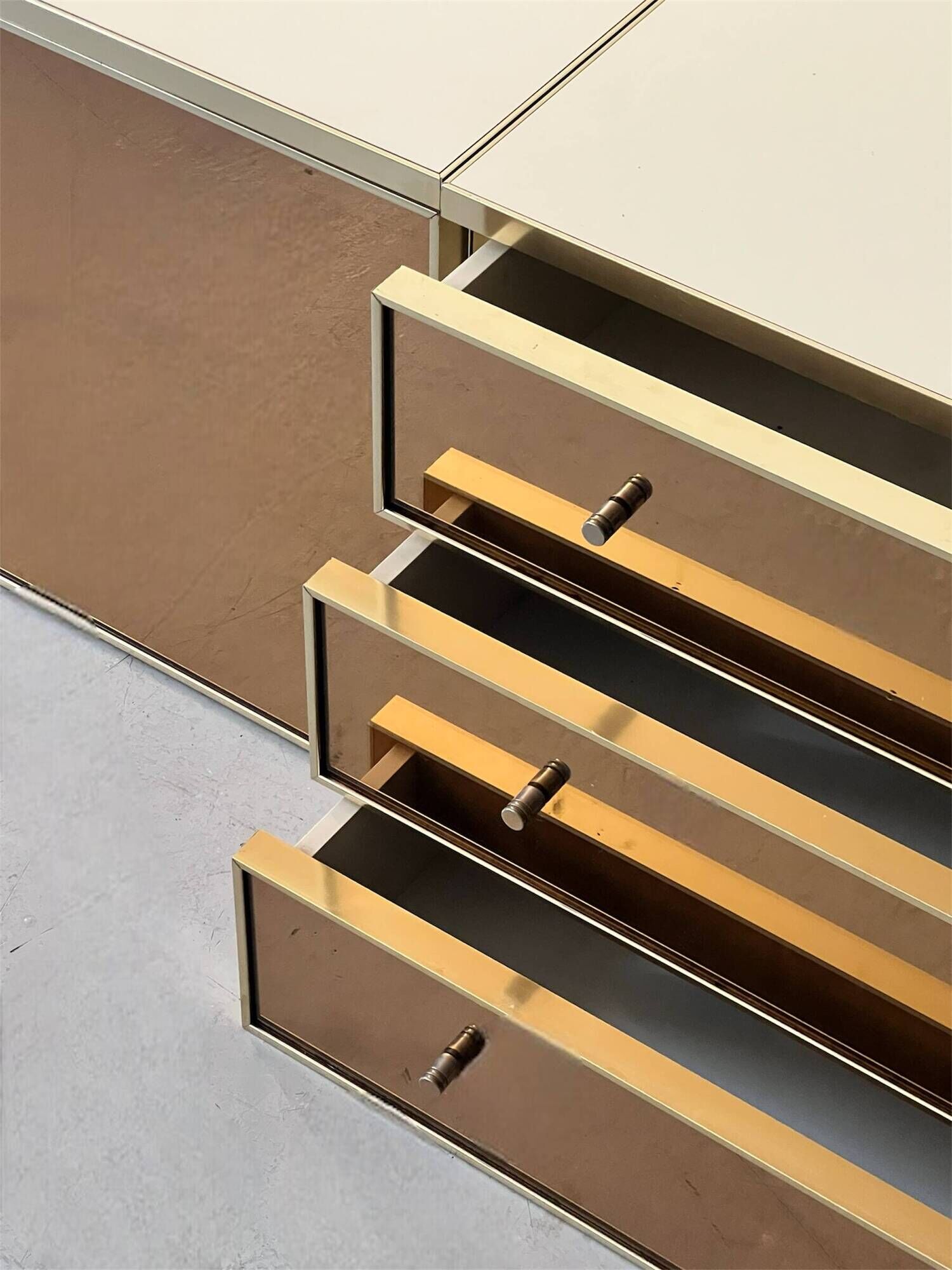 Low ivory lacquered enfilade, smoked mirror & brass JC Mahey, design 1970.