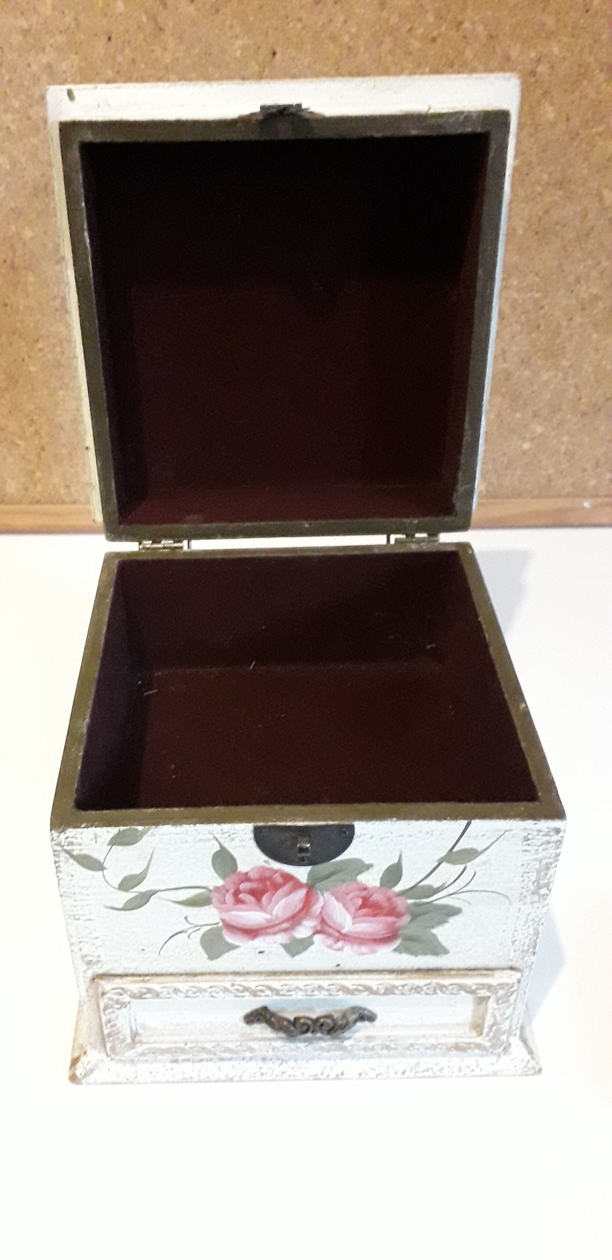 Jewelry box in painted wood patinated pink decoration, with 2 compartments