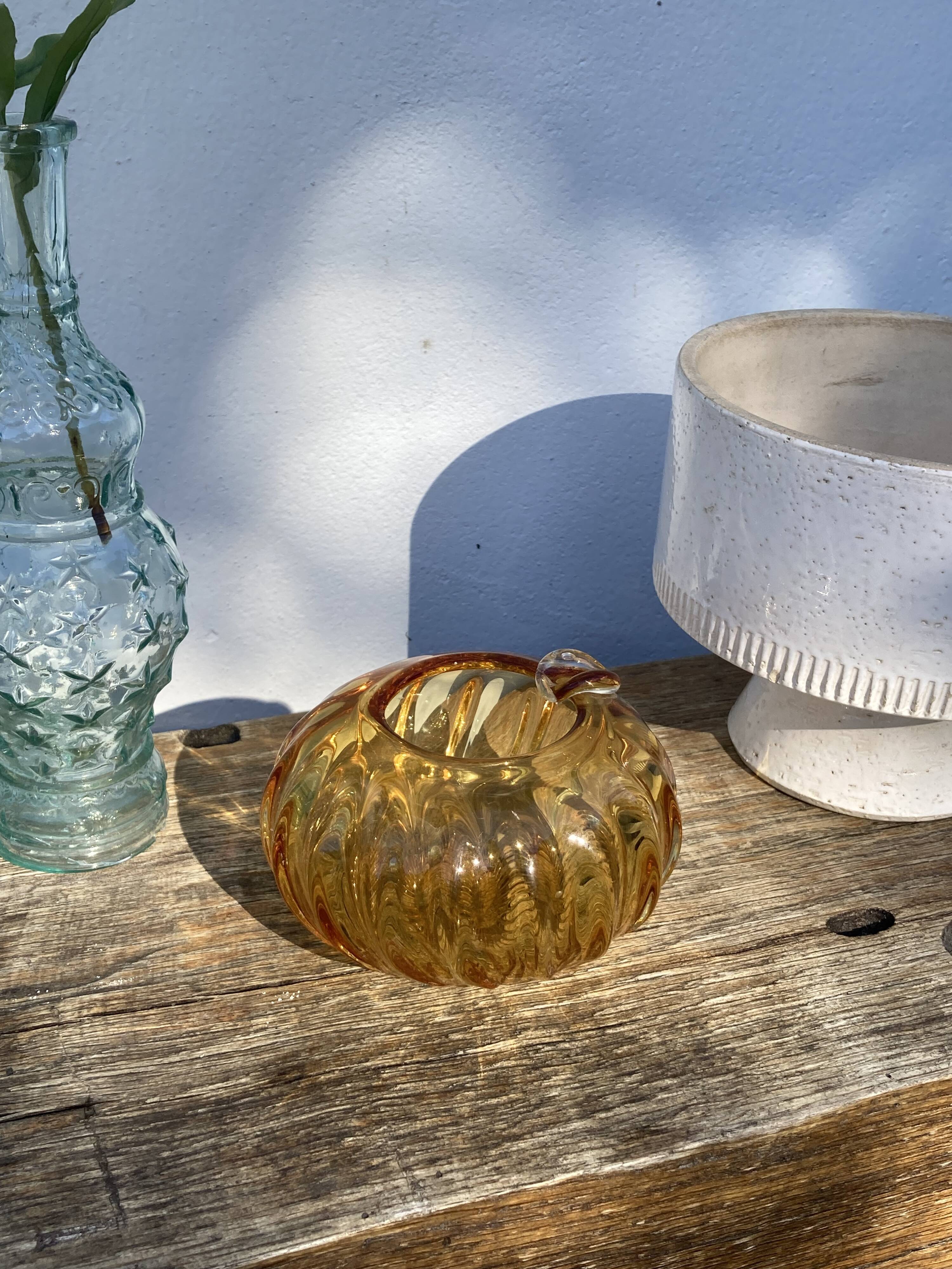 Cendrier en verre soufflé de Murano ambré marron boule torsadé