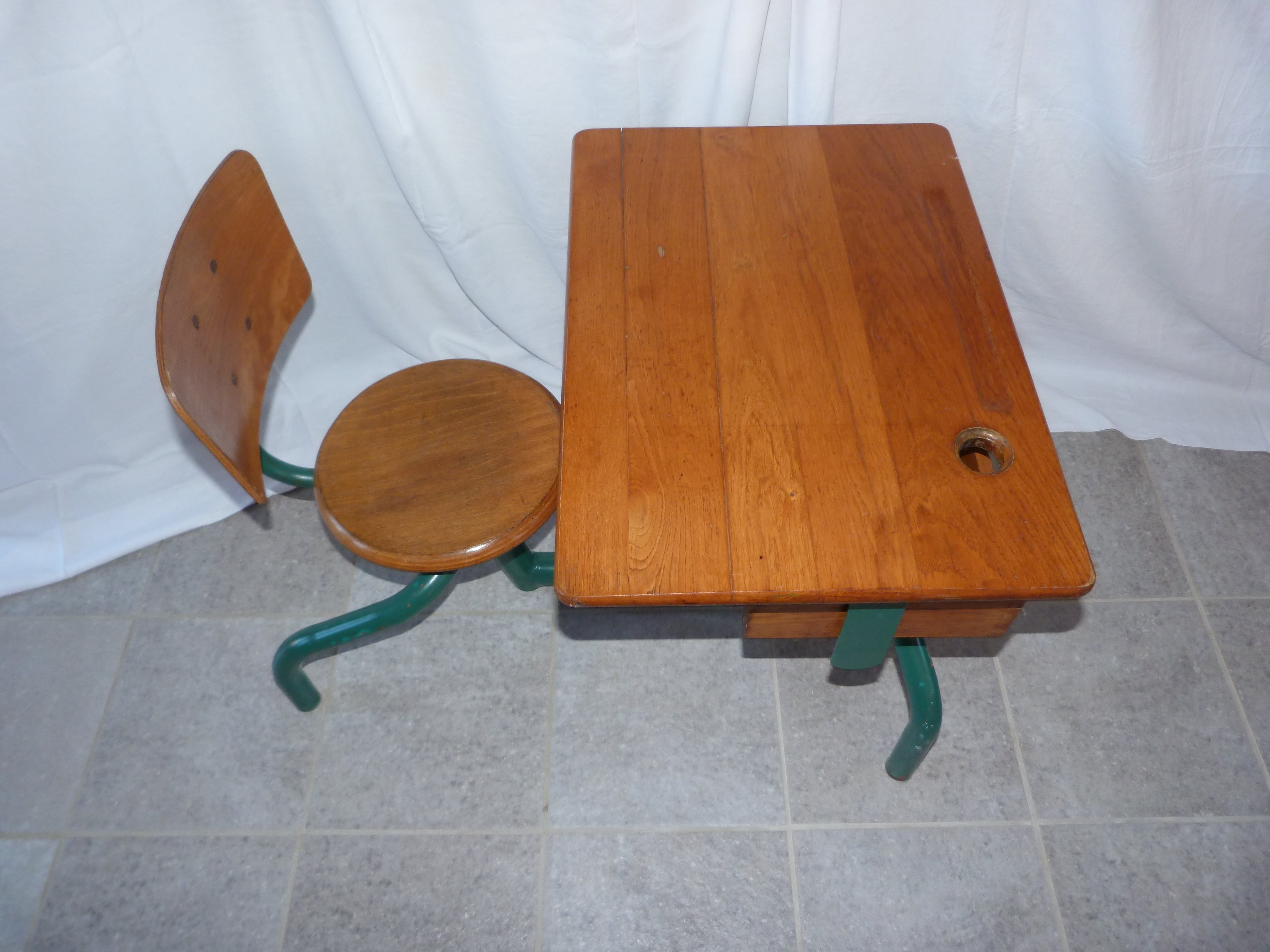 Evolutionary 50's school desk