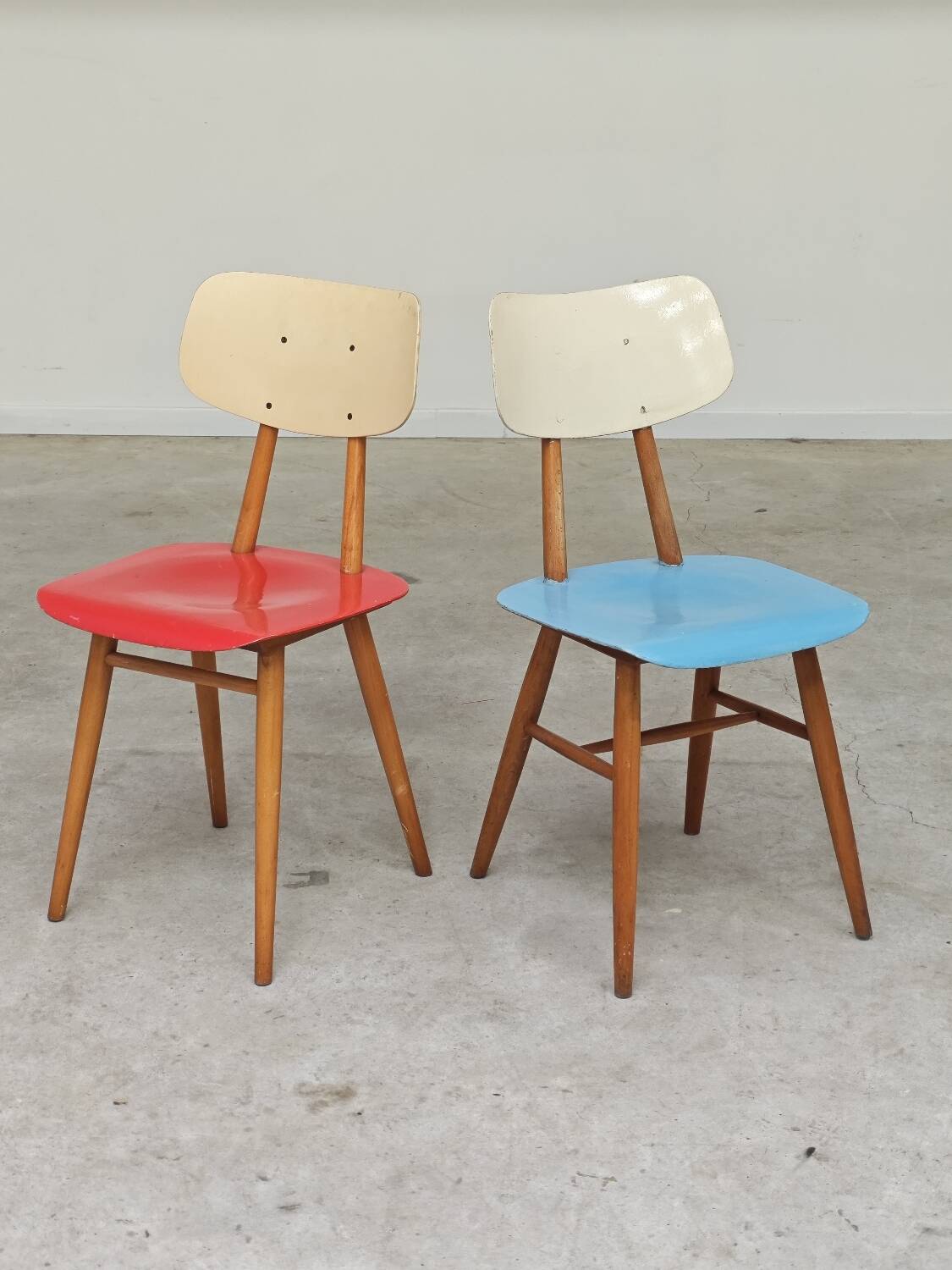 Paire de chaises bois TON Bystrice Thonet rouge et bleu