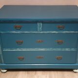 Dresser in restyled solid