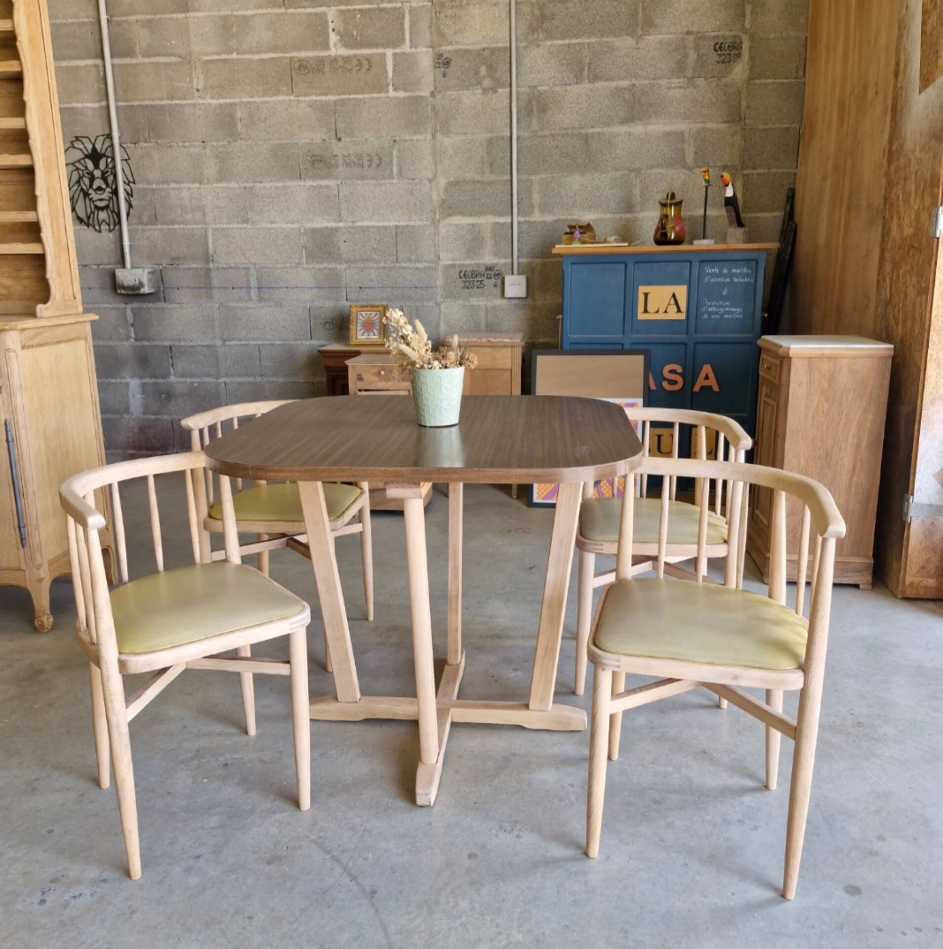Ensemble vintage attribué à Thonet – table + 4 chaises années 60