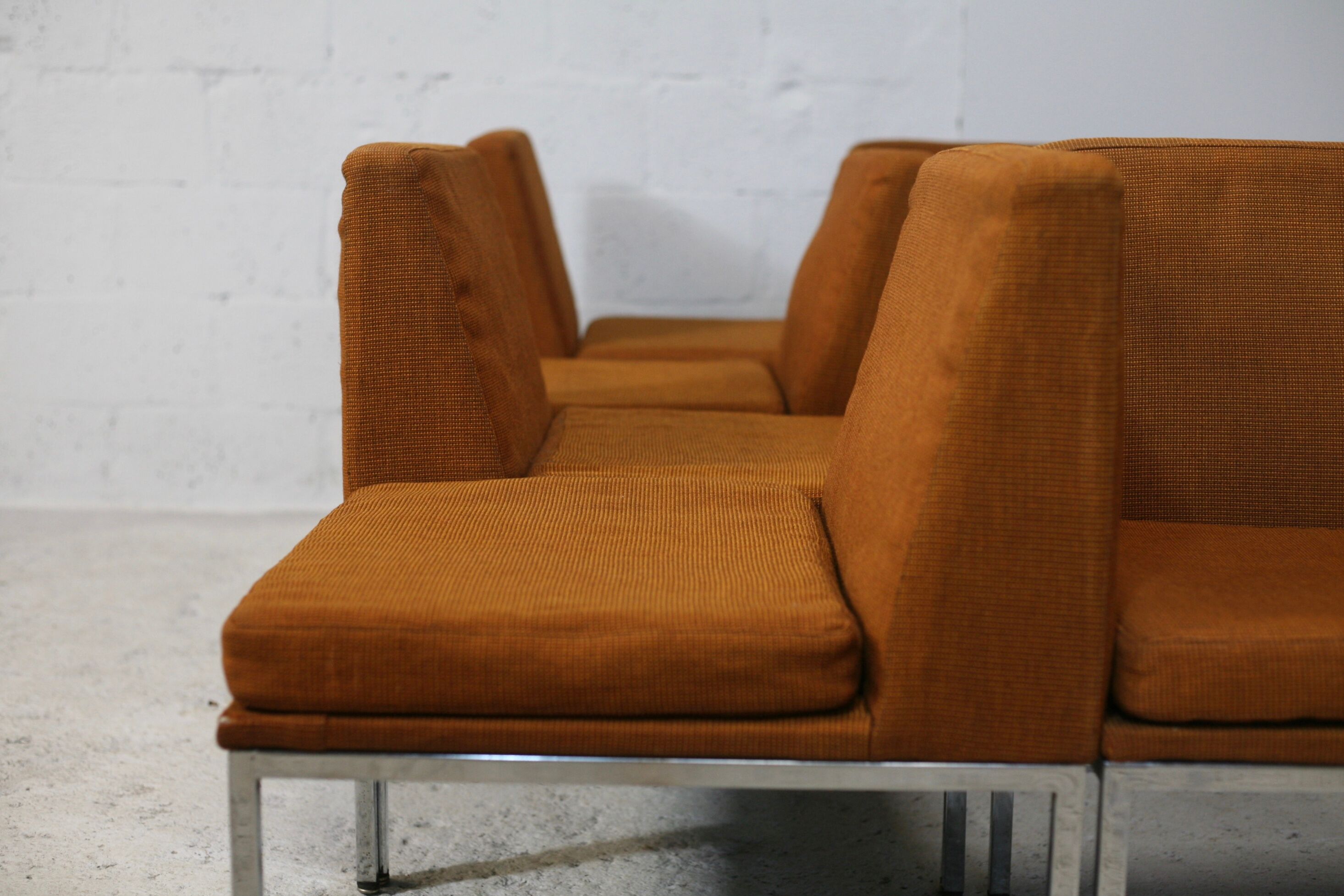 Ensemble de 10 chauffeuses de Louis Baillon, édition Planforms formant canapé modulable, circa 1950