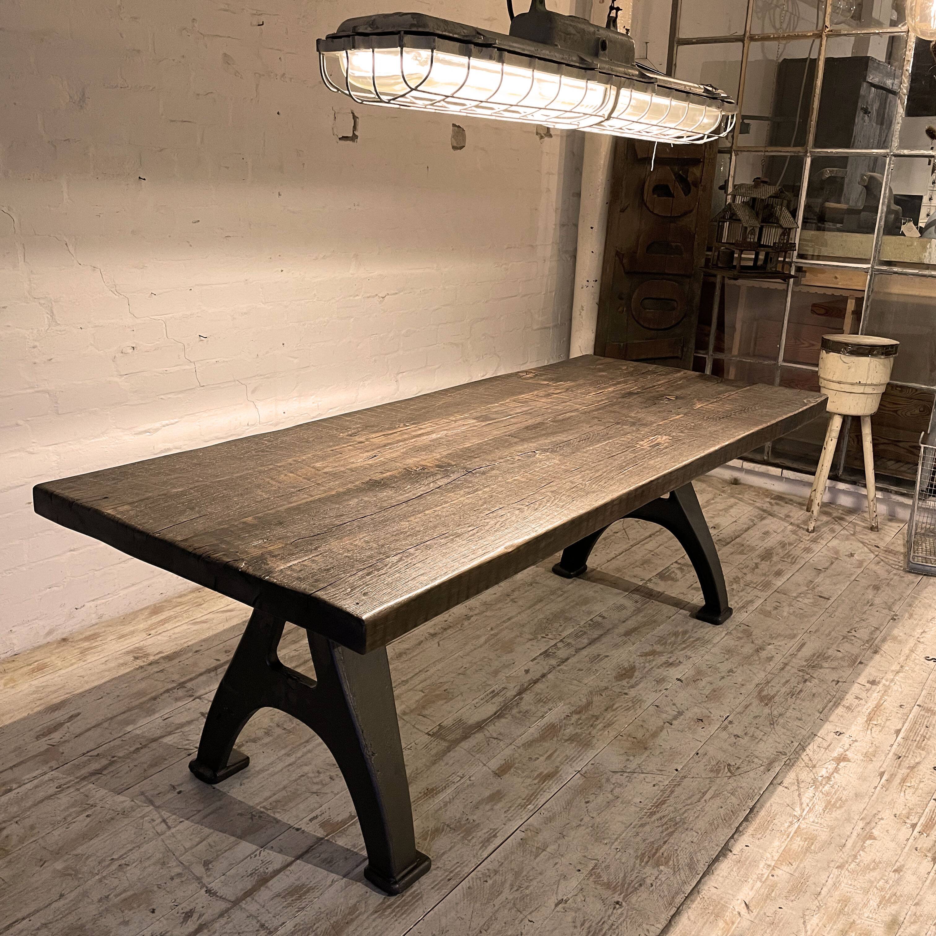 Tisch industriel « Bonneiche vergraut »