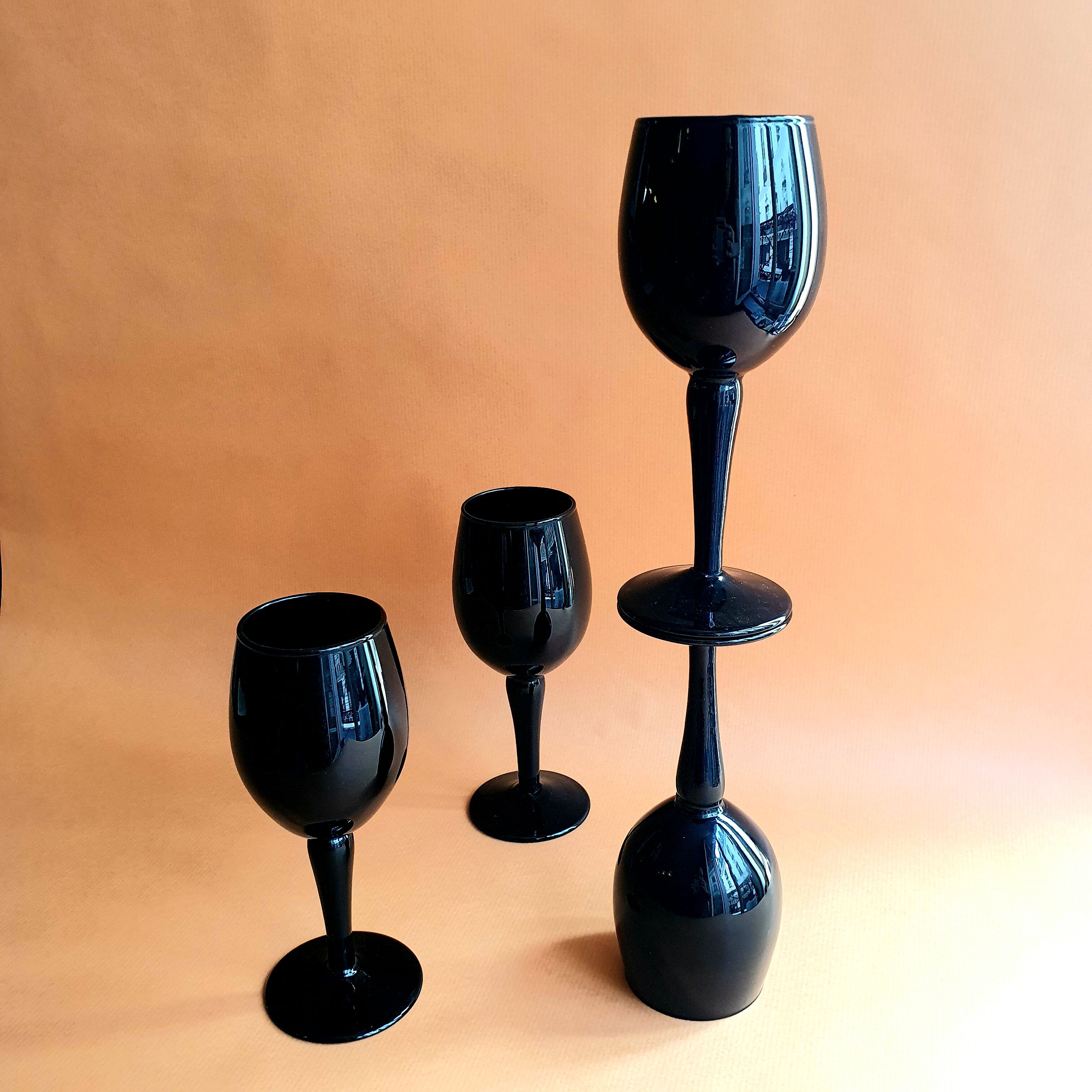 Set of 4 black opaline foot glasses