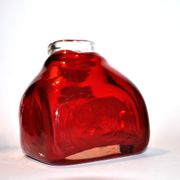Vase carré en verre soufflé rouge