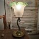 Petite lampe à poser pied en laiton poisson et tulipe aux bords verts