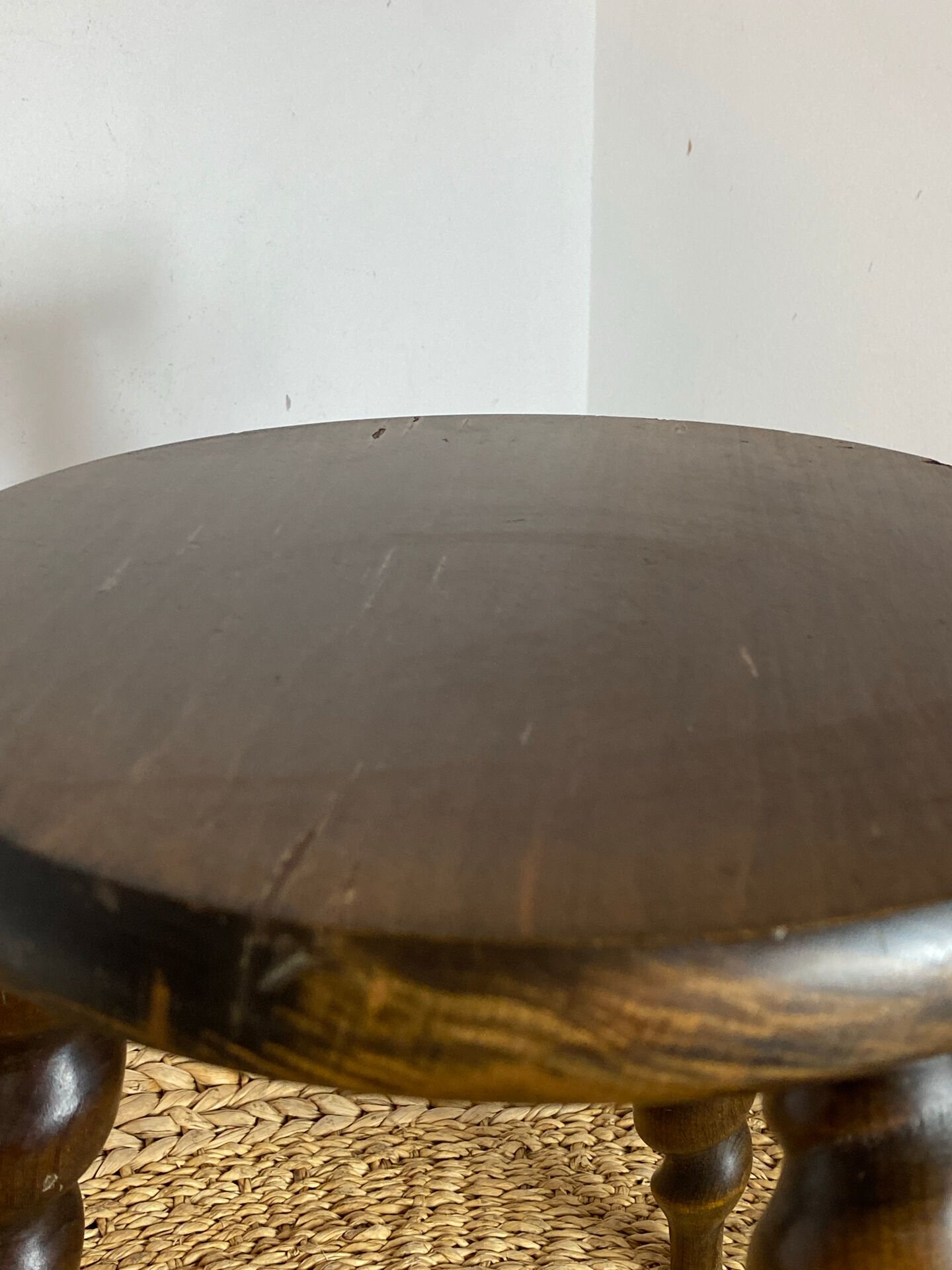 Tabouret bas rond tripode  en bois tourné