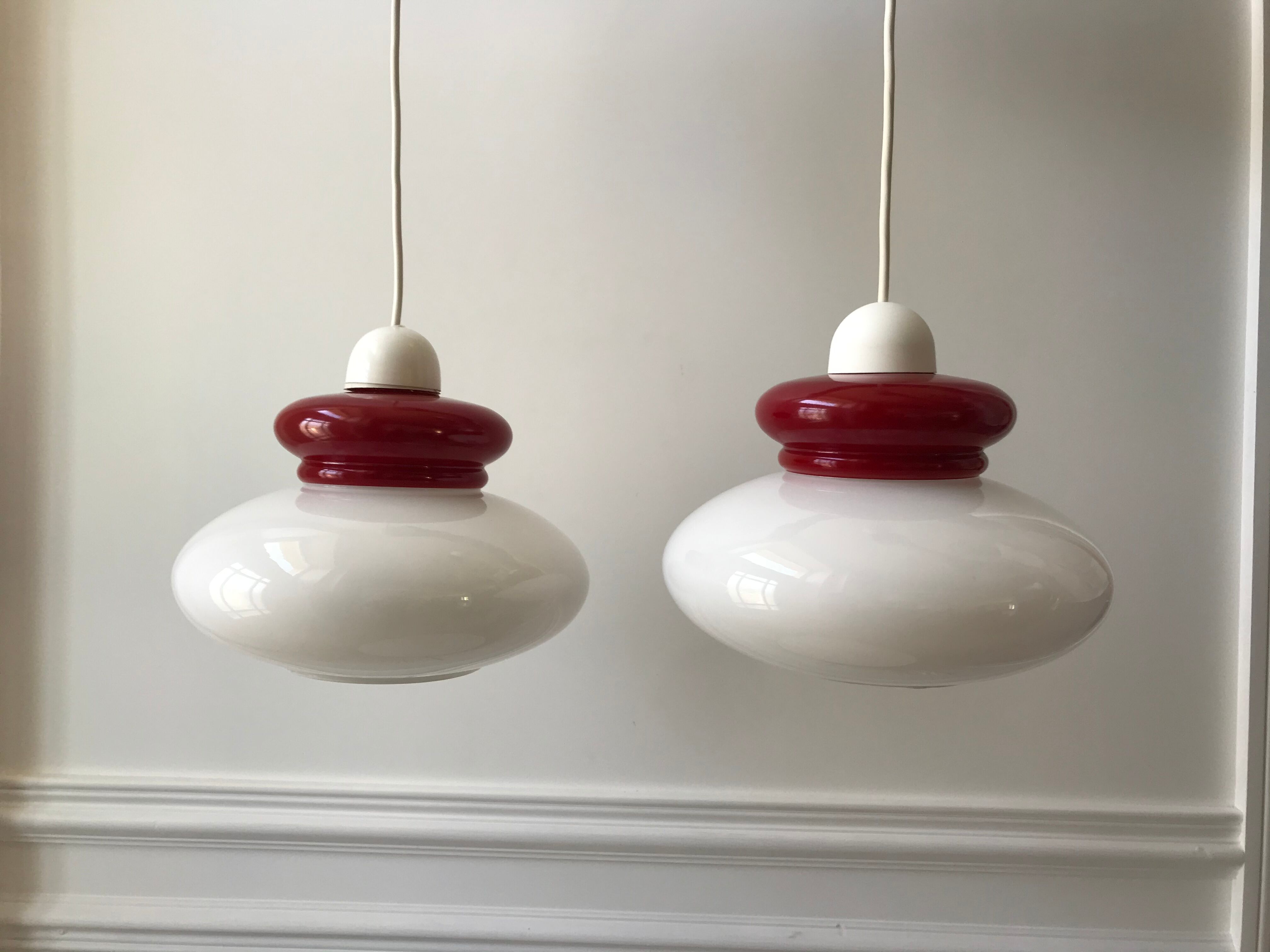 Duo de suspensions en opaline blanche et rouge années 50
