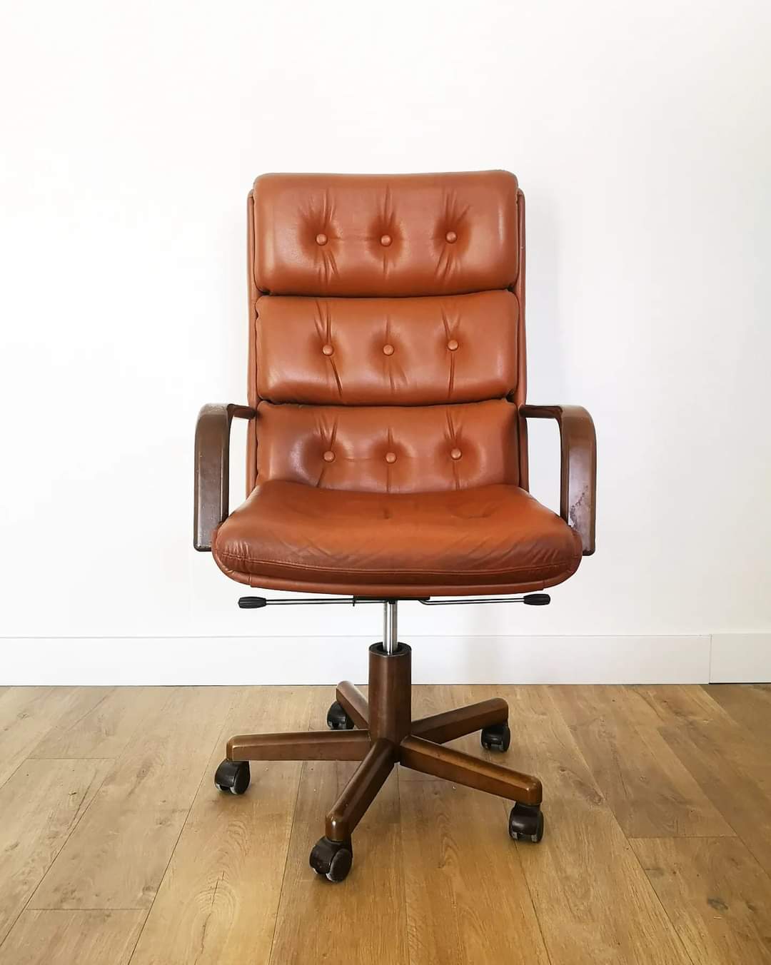 Office chair in upholstered skai