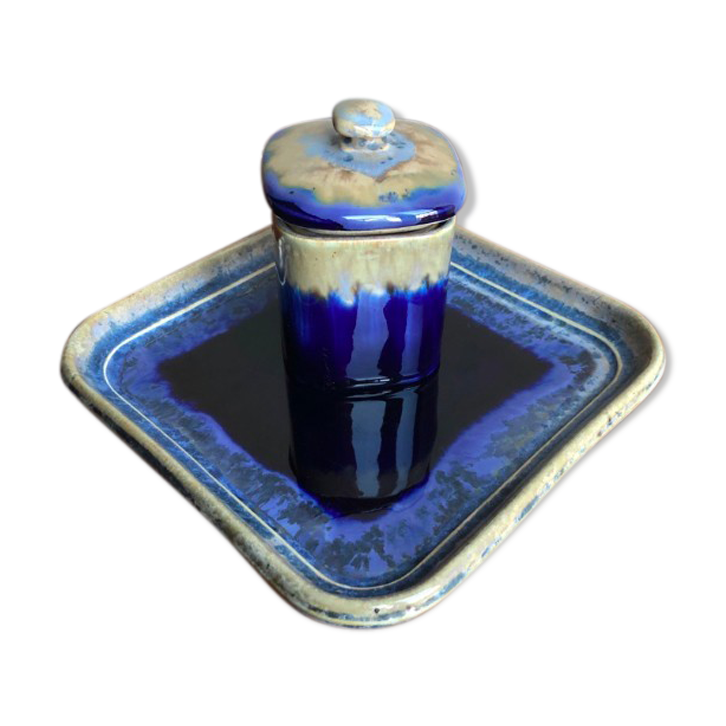 Pots et plat en céramique bleus