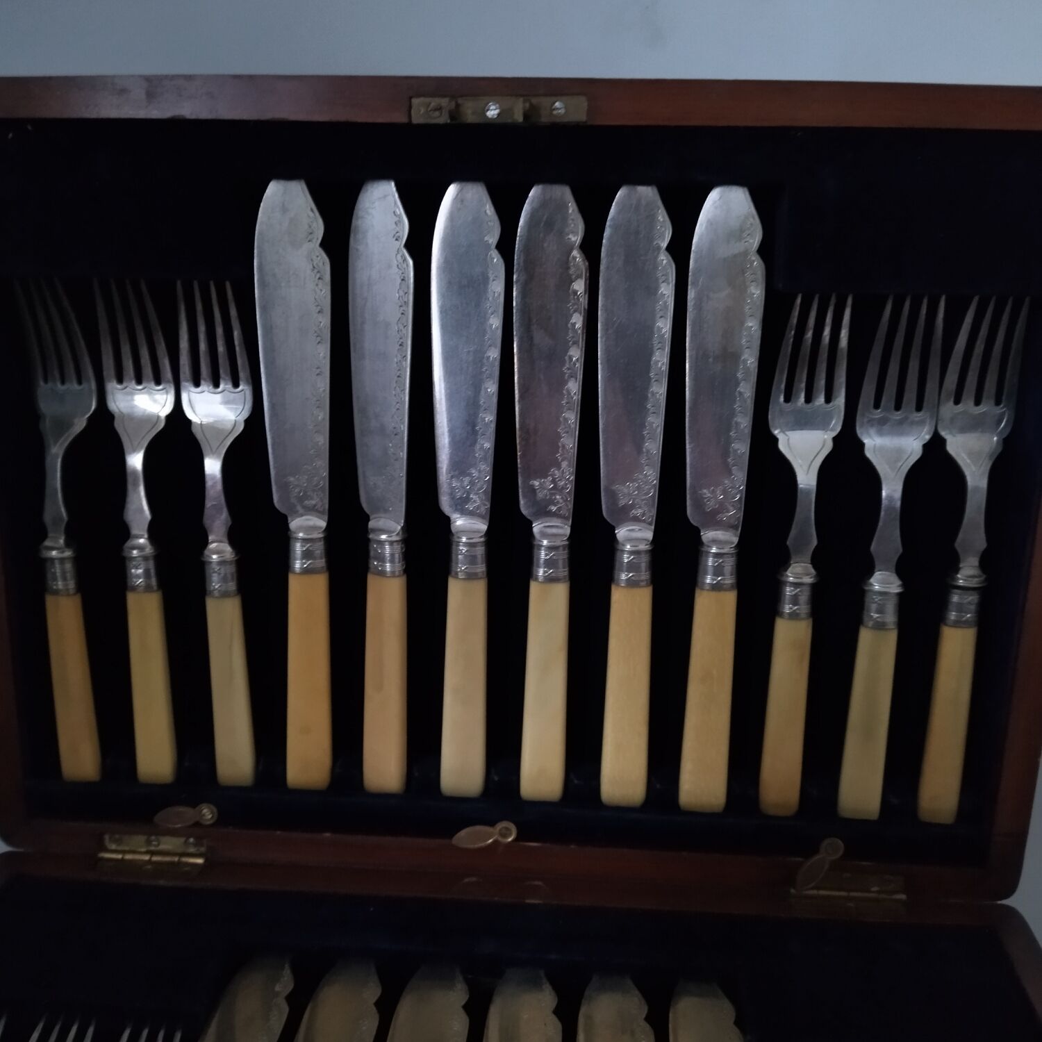 Box 24 cutlery with silver metal fish