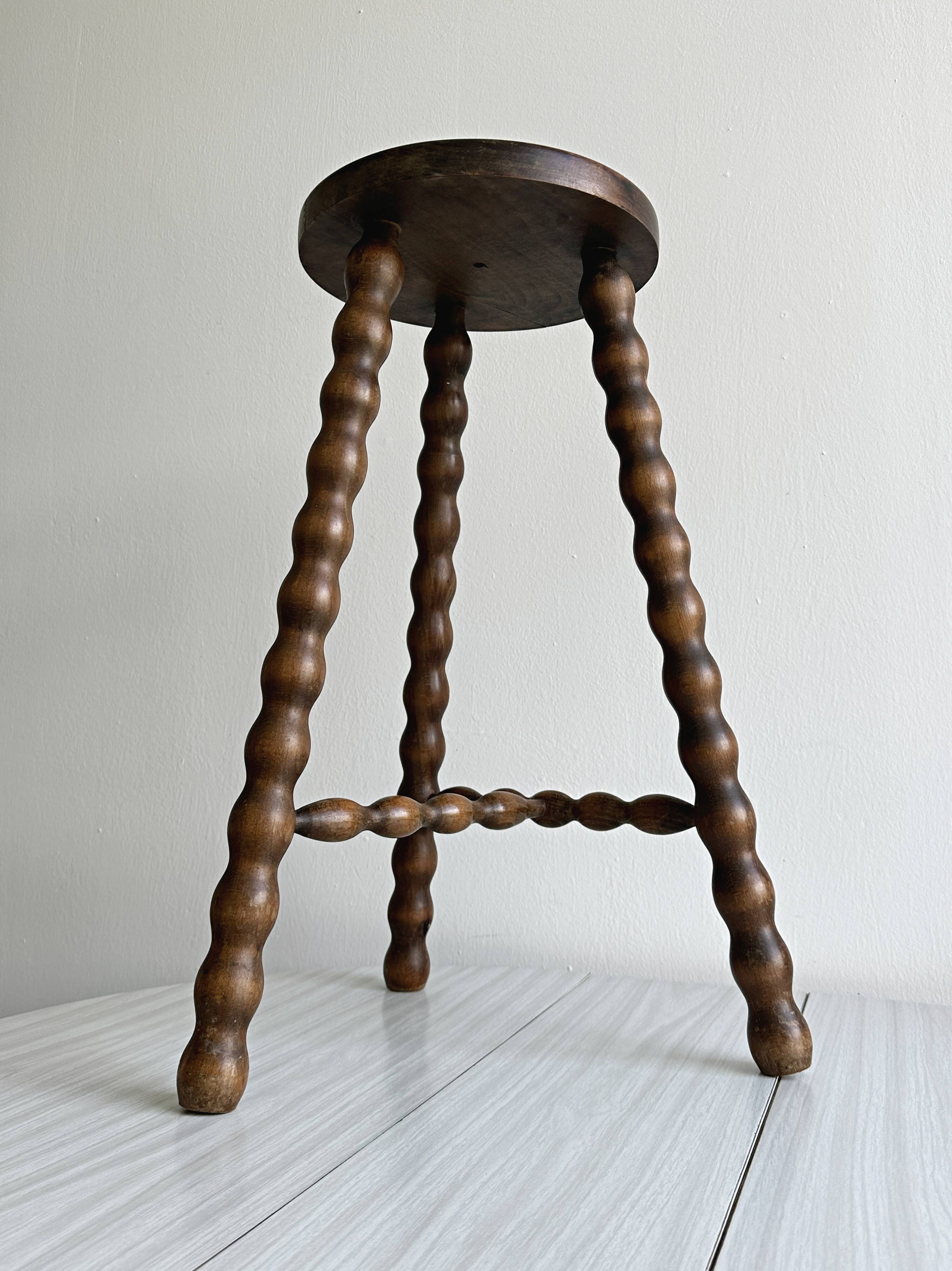 Tabouret tripode ancien en bois torsadé