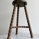 Tabouret tripode ancien en bois torsadé