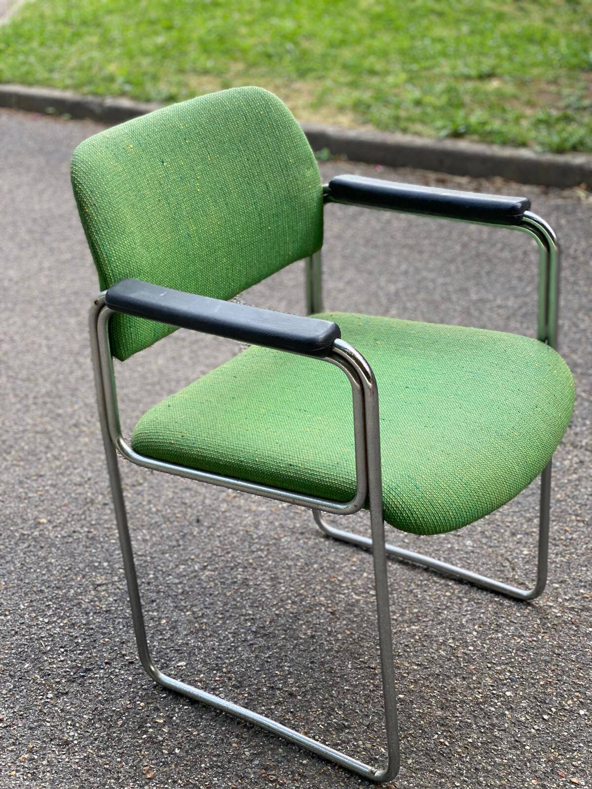 Scandinavian office chair in green fabric and curved steel