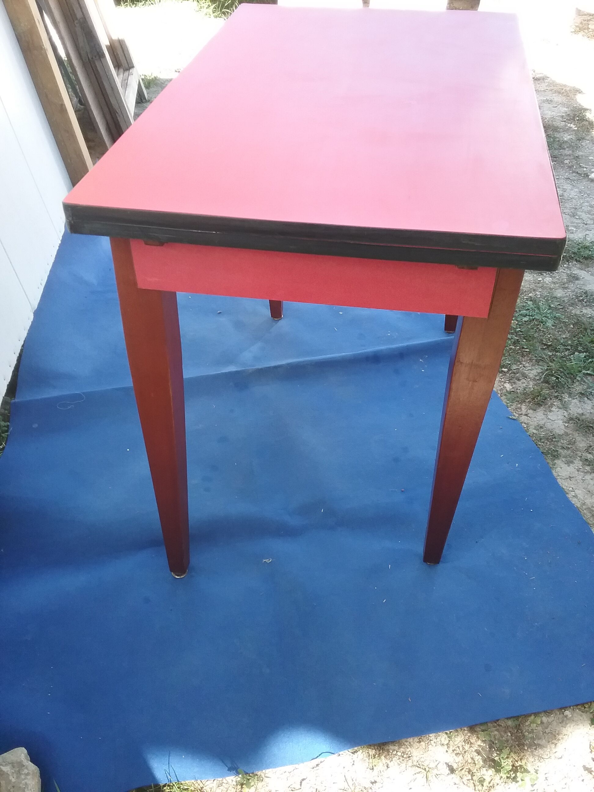Table in red formica