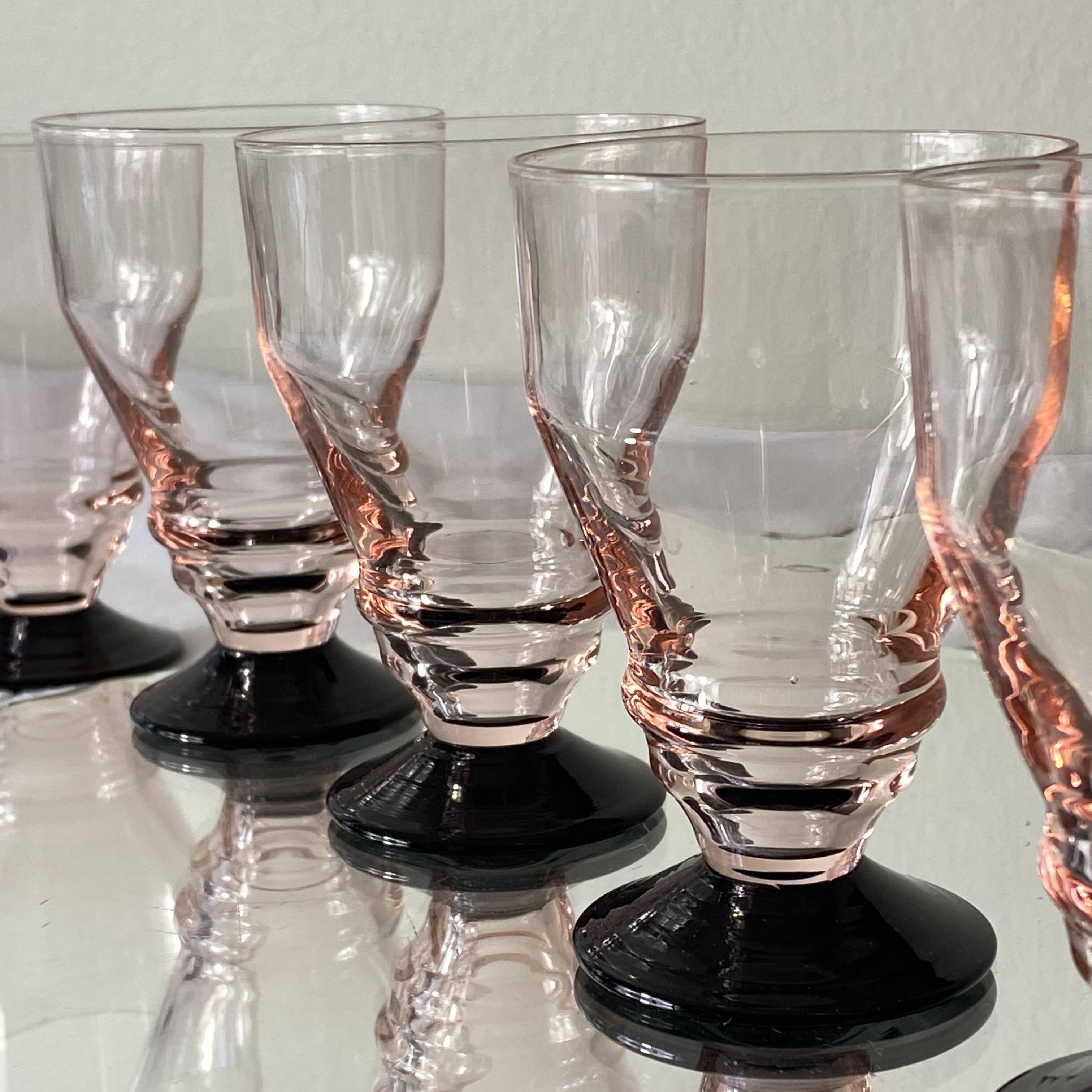 6 small Art Deco pink glasses with black stems, 7 cl.