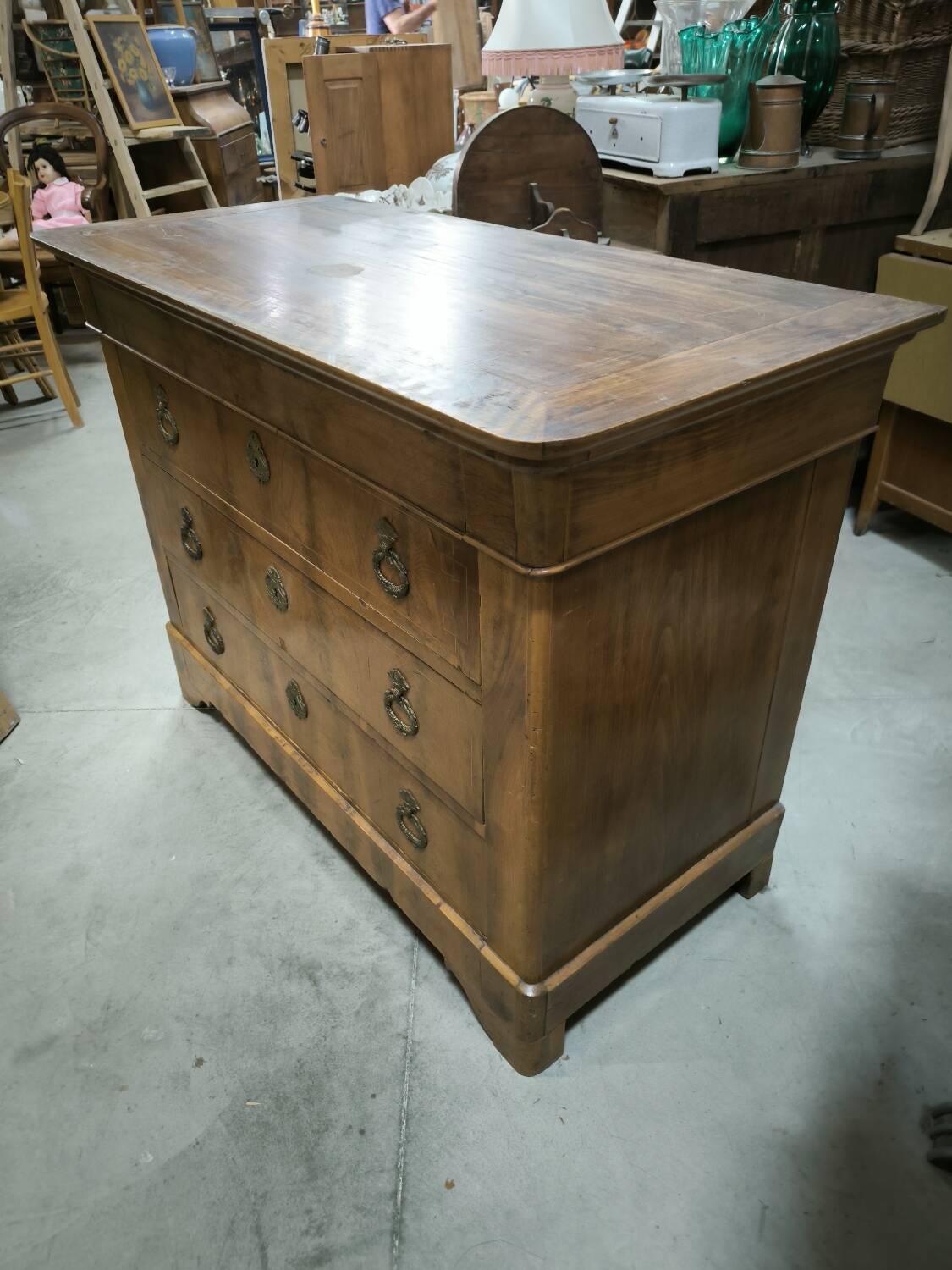 Restoration period chest of drawers in flamed walnut