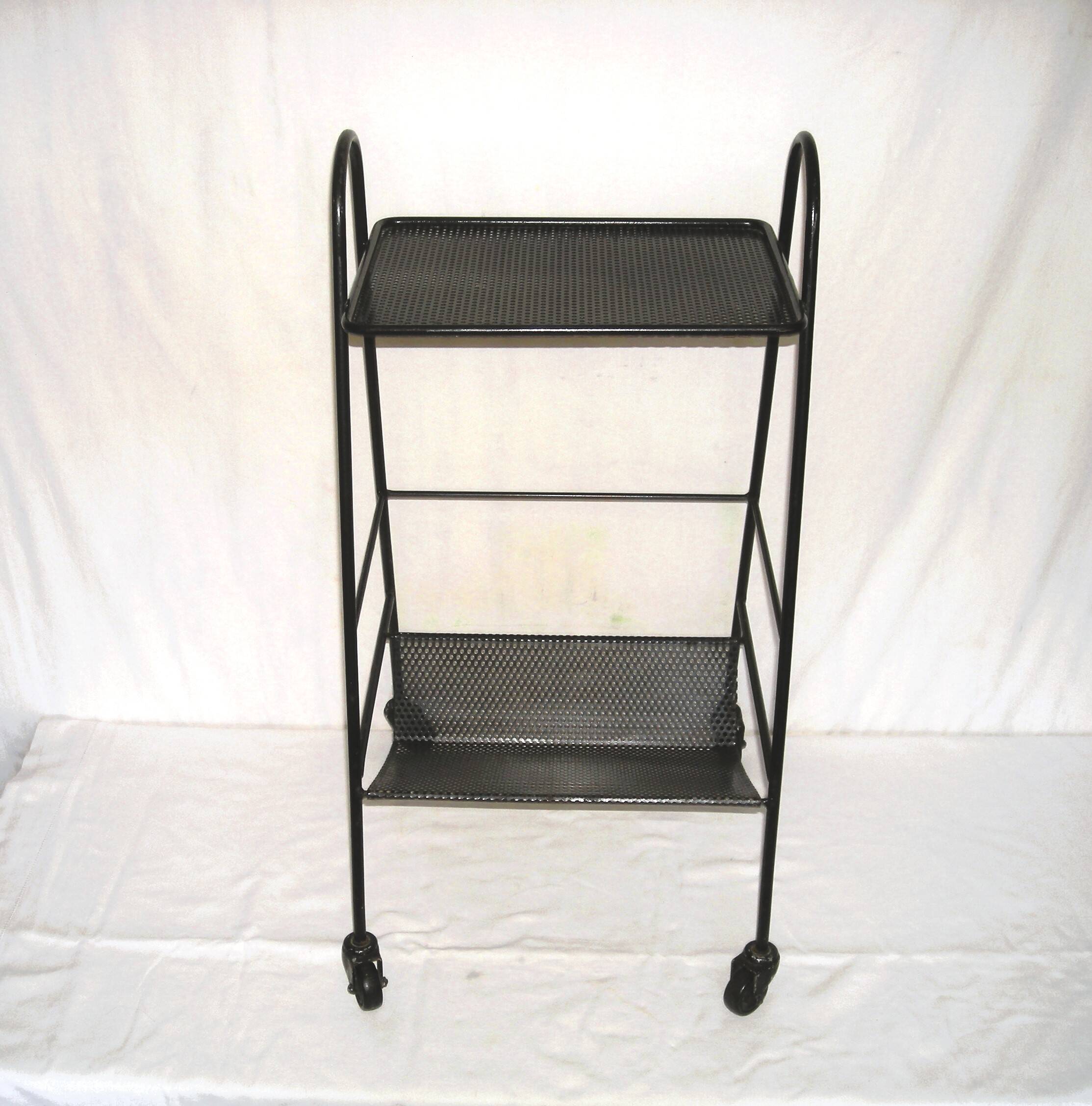 Table d' appoint à roulettes et porte-livres des années 50