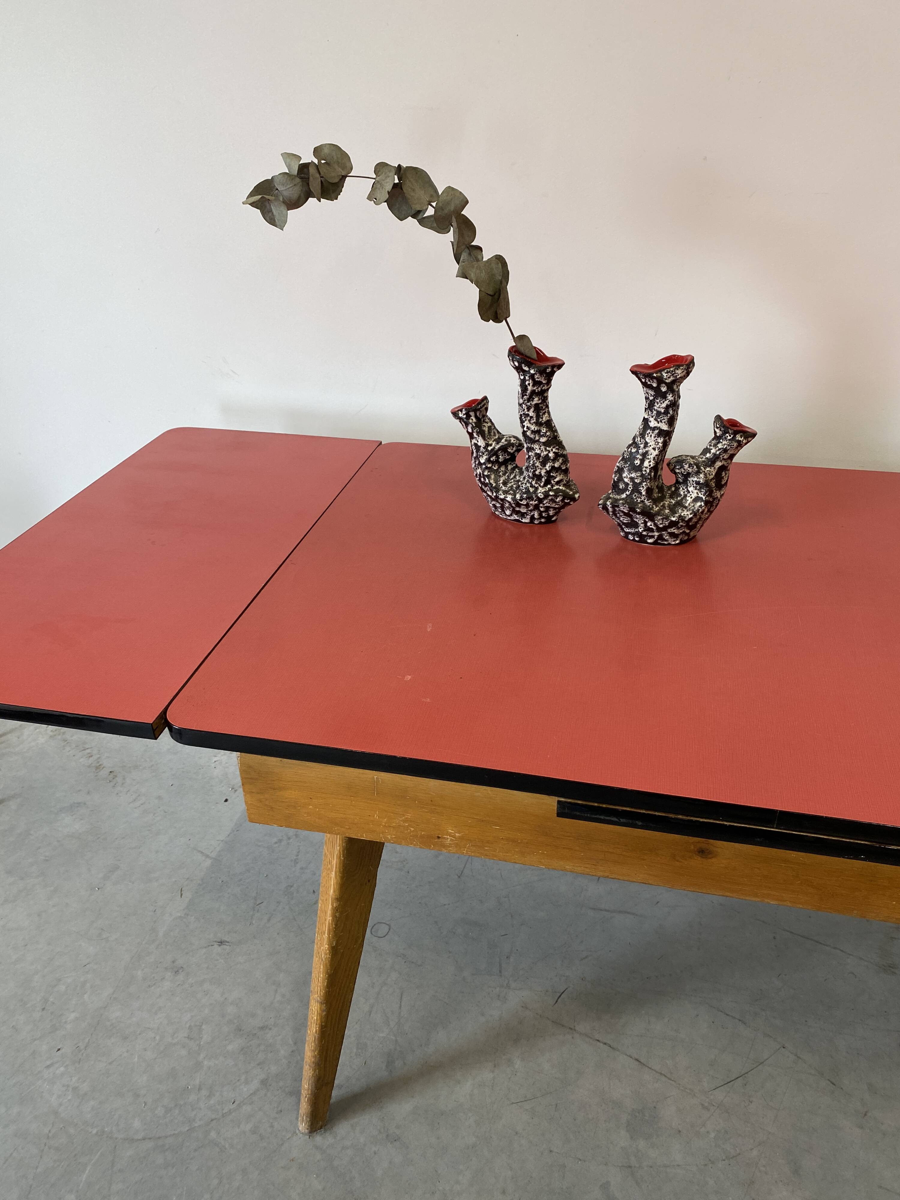 Table à rallonges en Formica et pieds bois