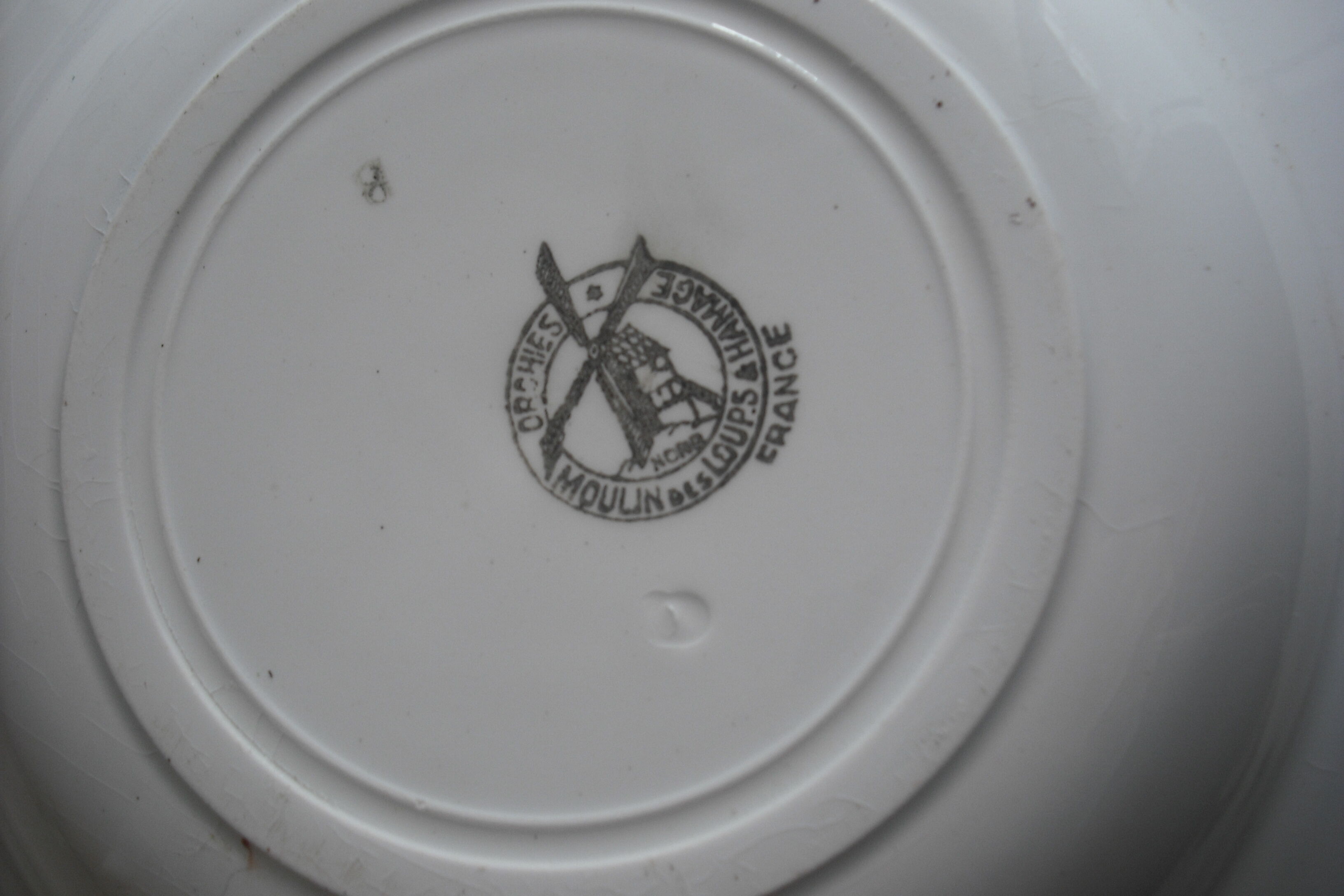 10 deep plates and 1 sink