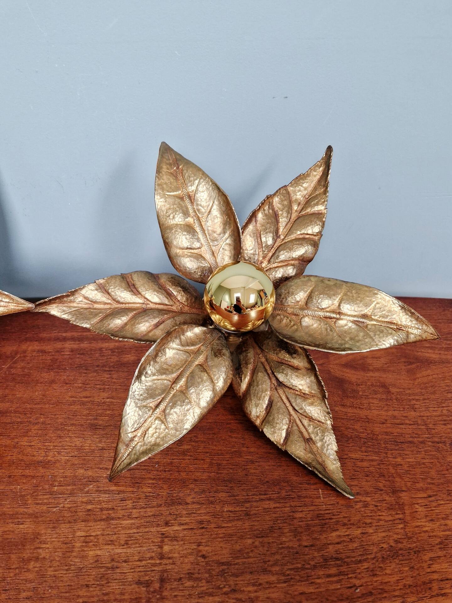 Pair of floral wall sconces in brass, design by Willy Daro, 1970.