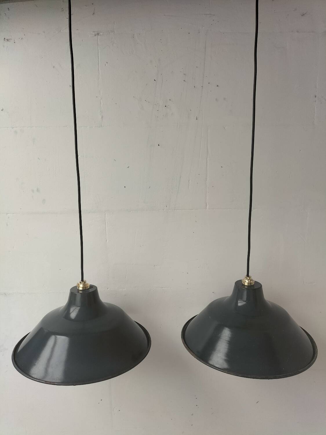 Pair of enamelled sheet metal suspensions