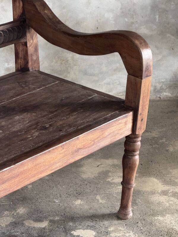 Petit banc ancien indonésien en teck sculpté de motifs végétaux et floraux