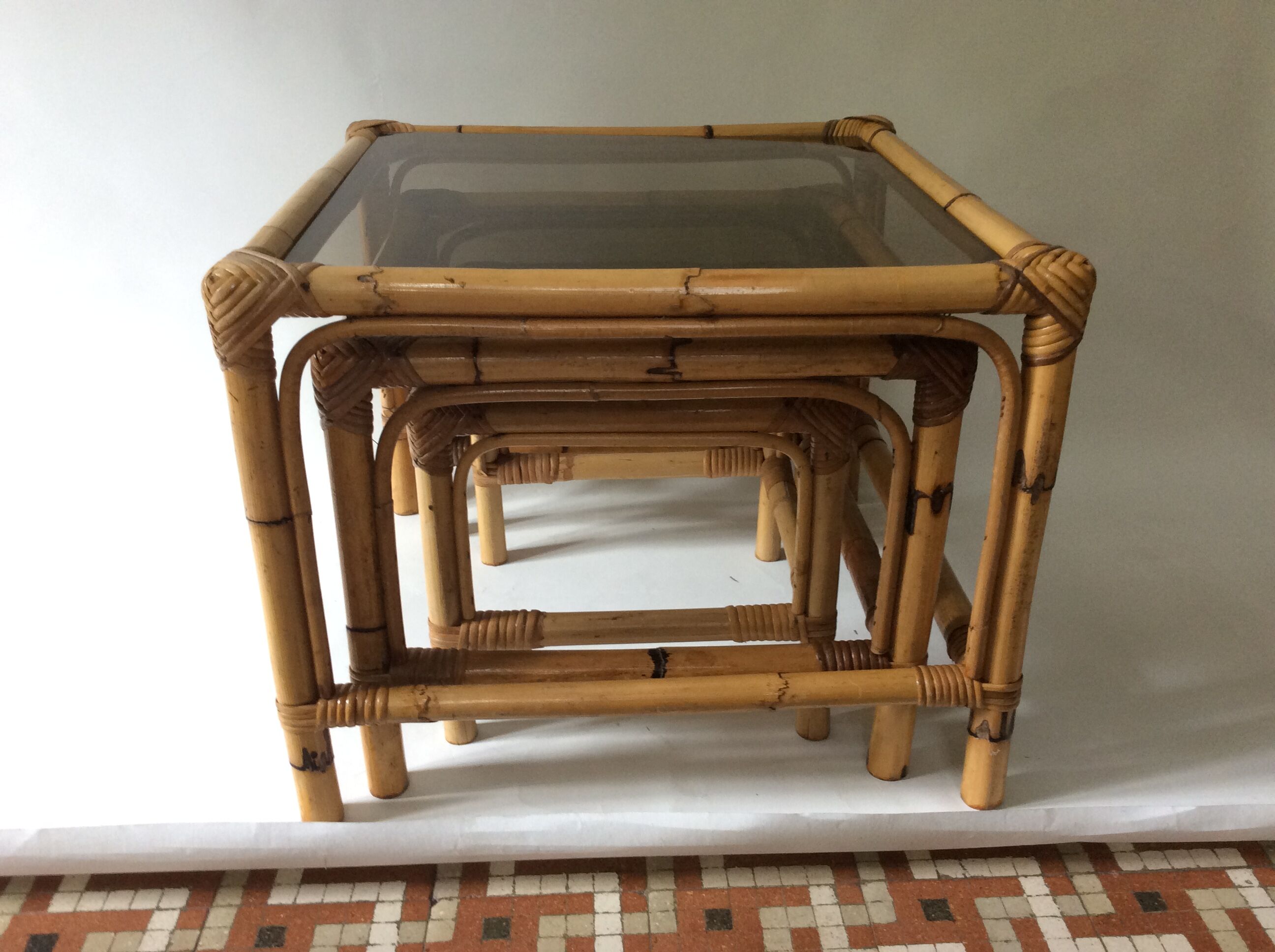 Trio de tables basses en rotin vintage