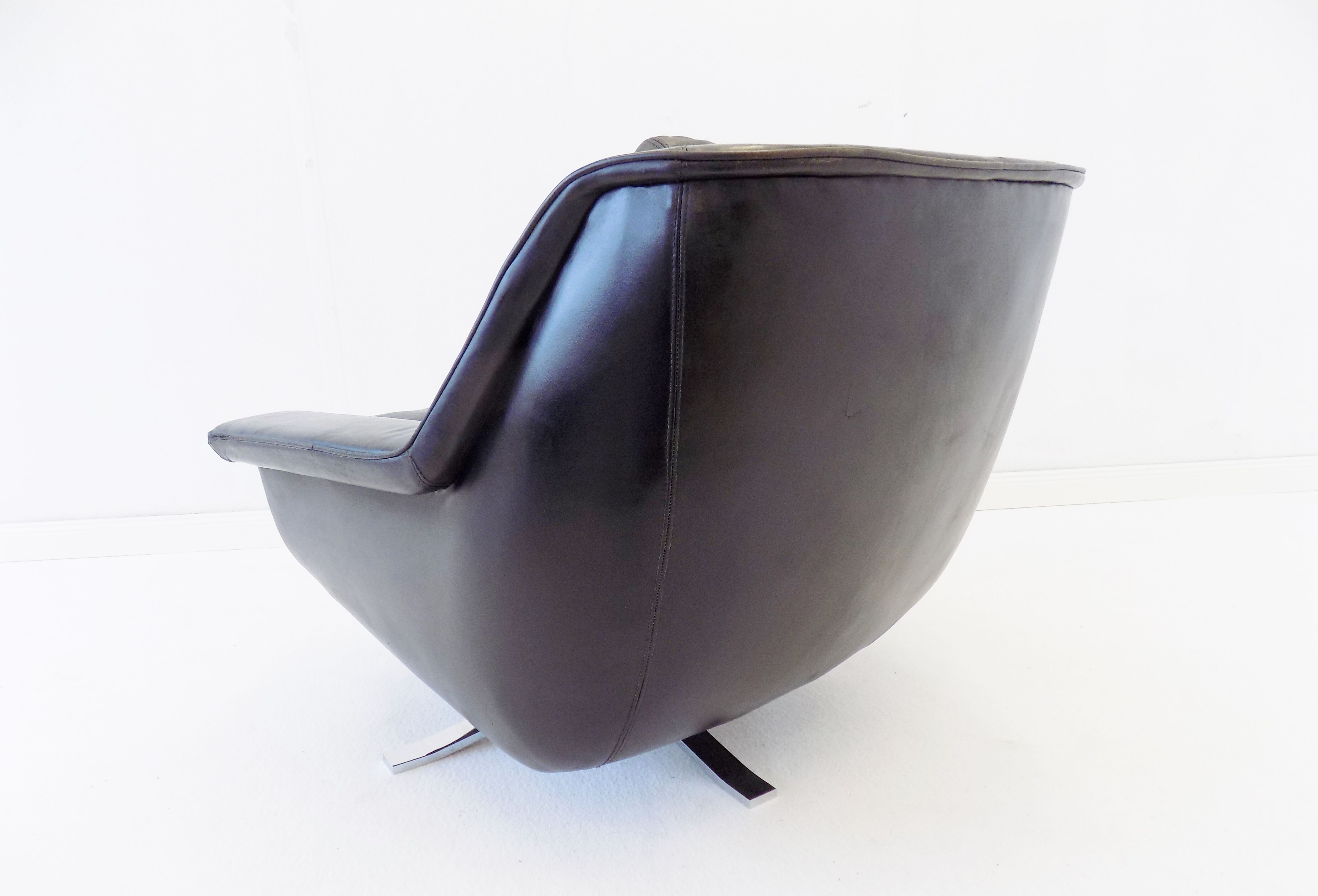ESA model 802 pair of black leather lounge chairs by Werner Langenfeld