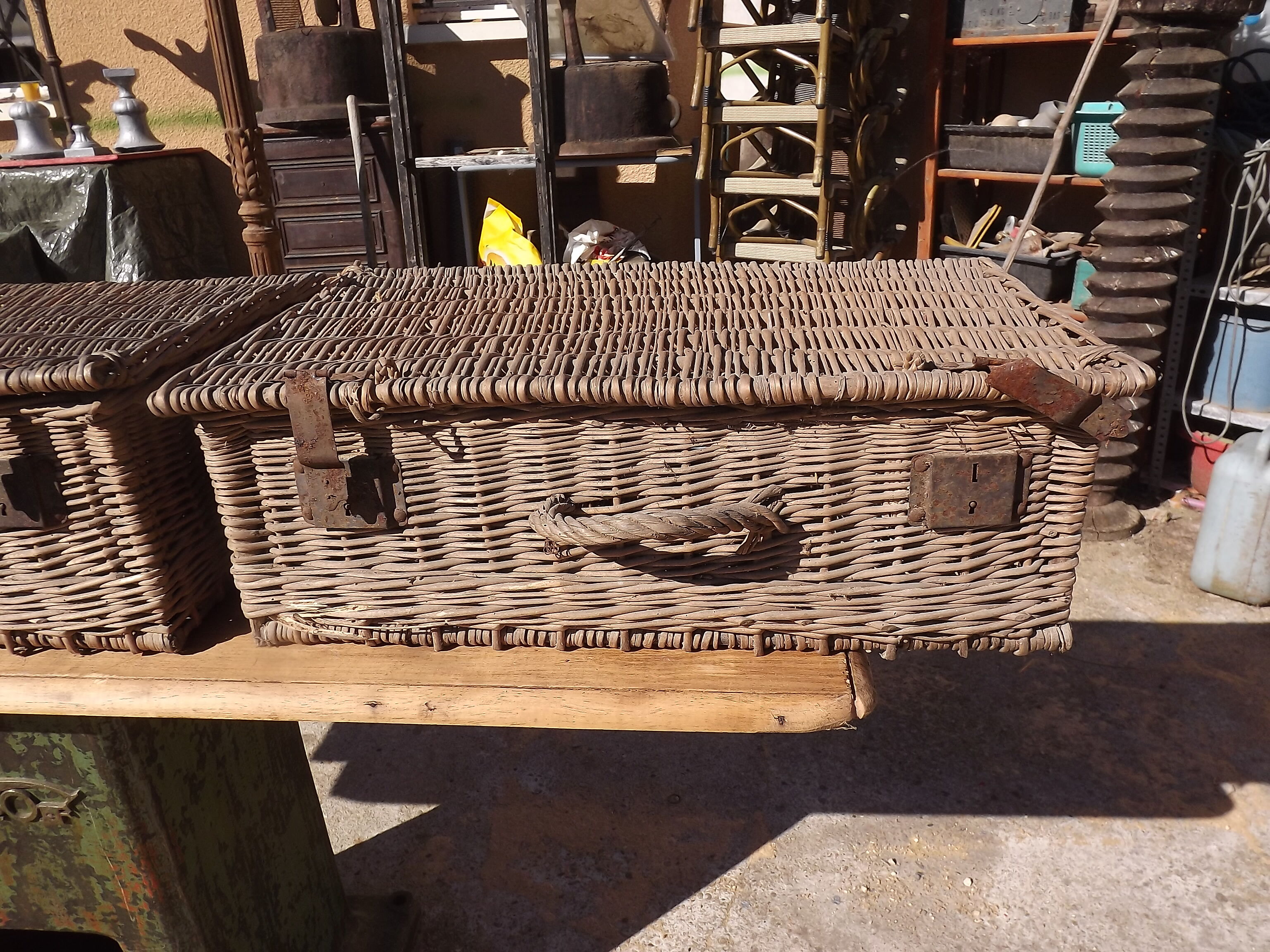 3 panières, old Wicker suitcases