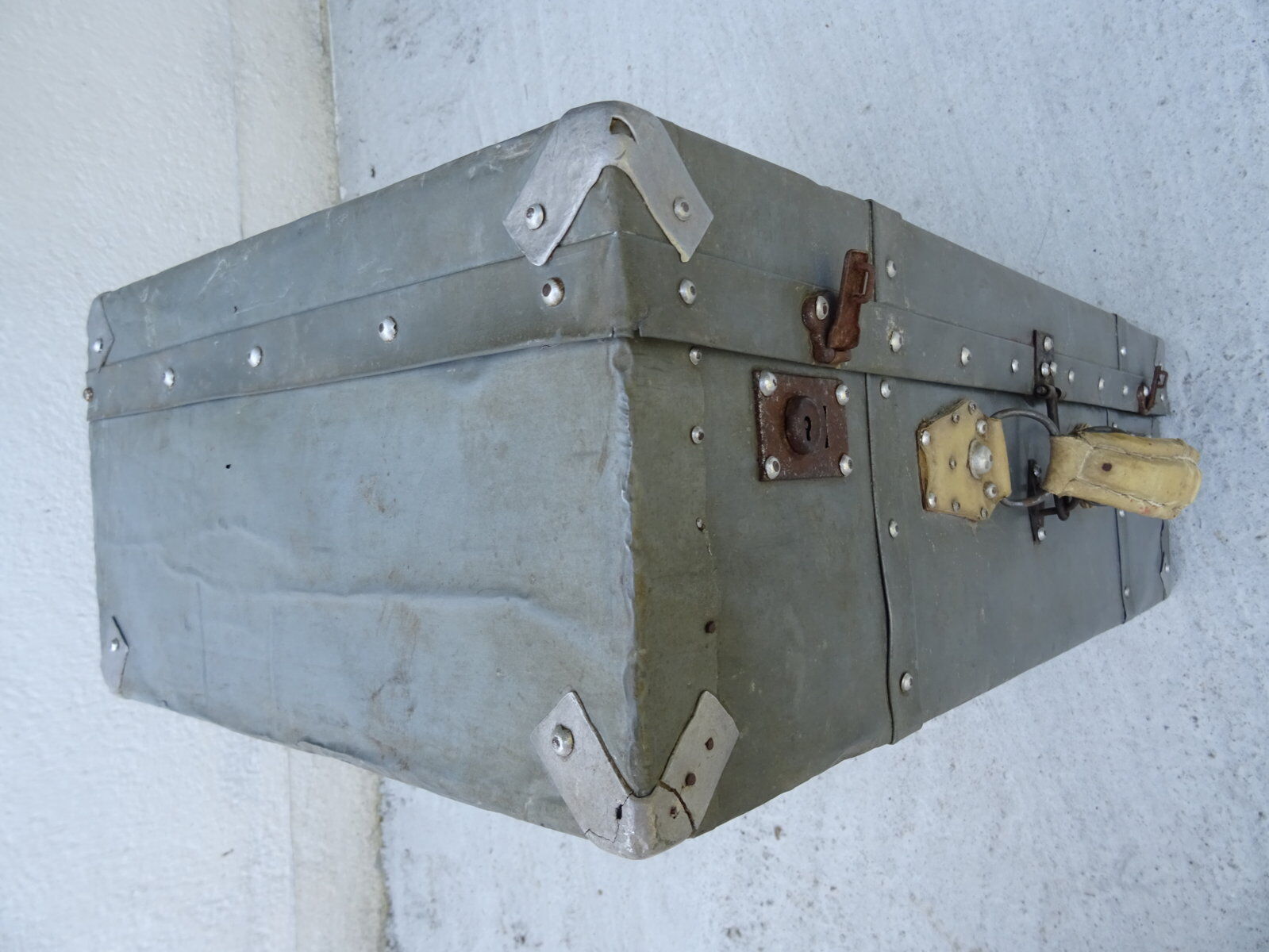 Zinc-covered trunk