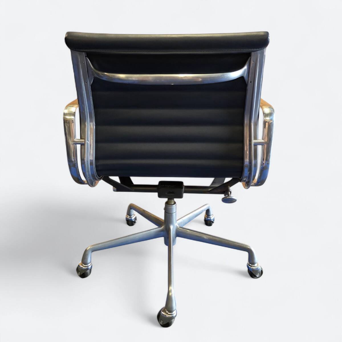 Navy Blue Herman Miller Original Eames EA335 Low Back Office Chair Castor b