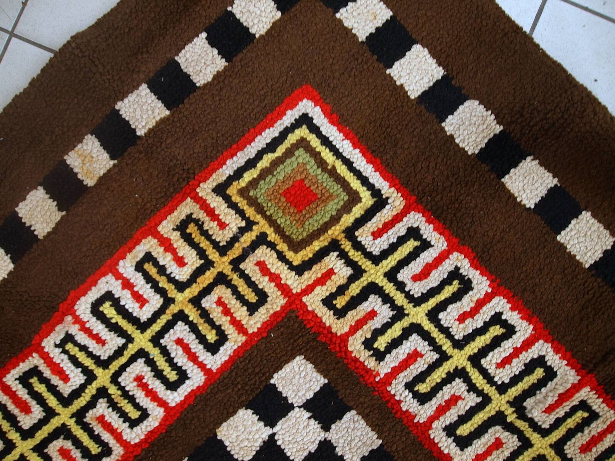 Tapis Moderne Vintage Français, Années 1960, Élégance et Design Unique