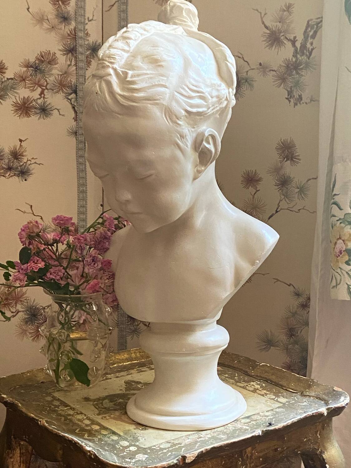 Sculpture en plâtre, buste d’enfant la boudeuse