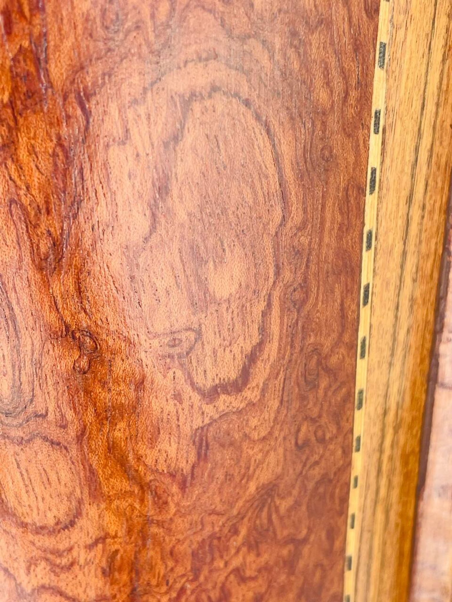 Commode style Louis XV en loupe d'orme et noyer