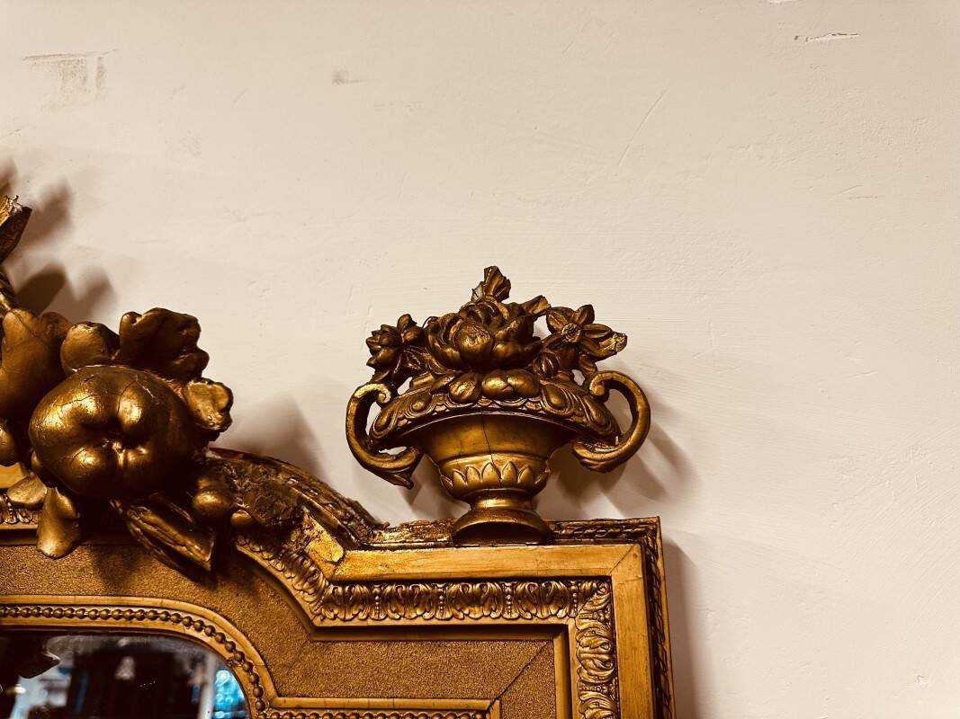 Antique English golden barock mirror mirror with large ornament