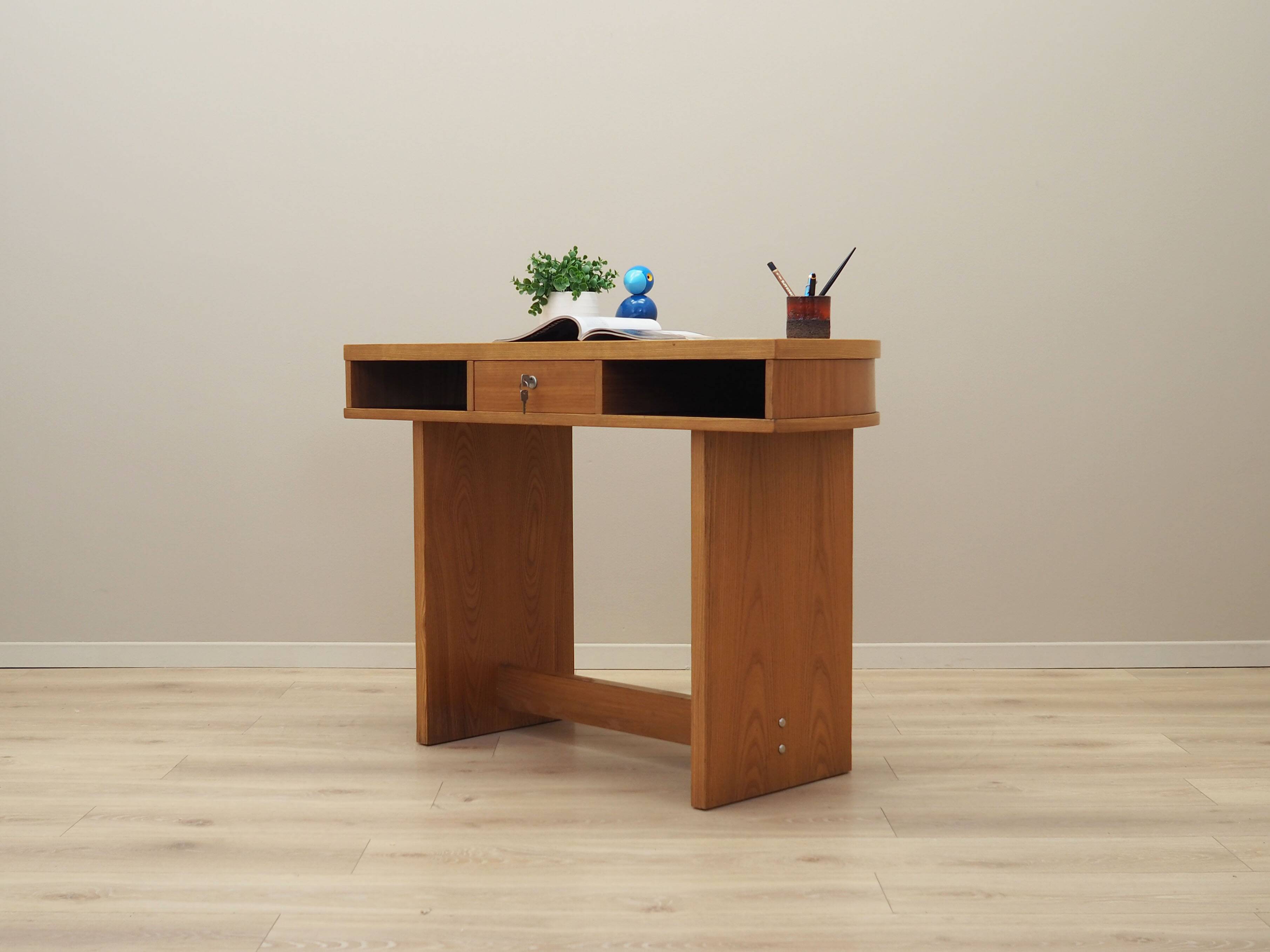 Oak desk, Italian design, 1970s, production: Italy