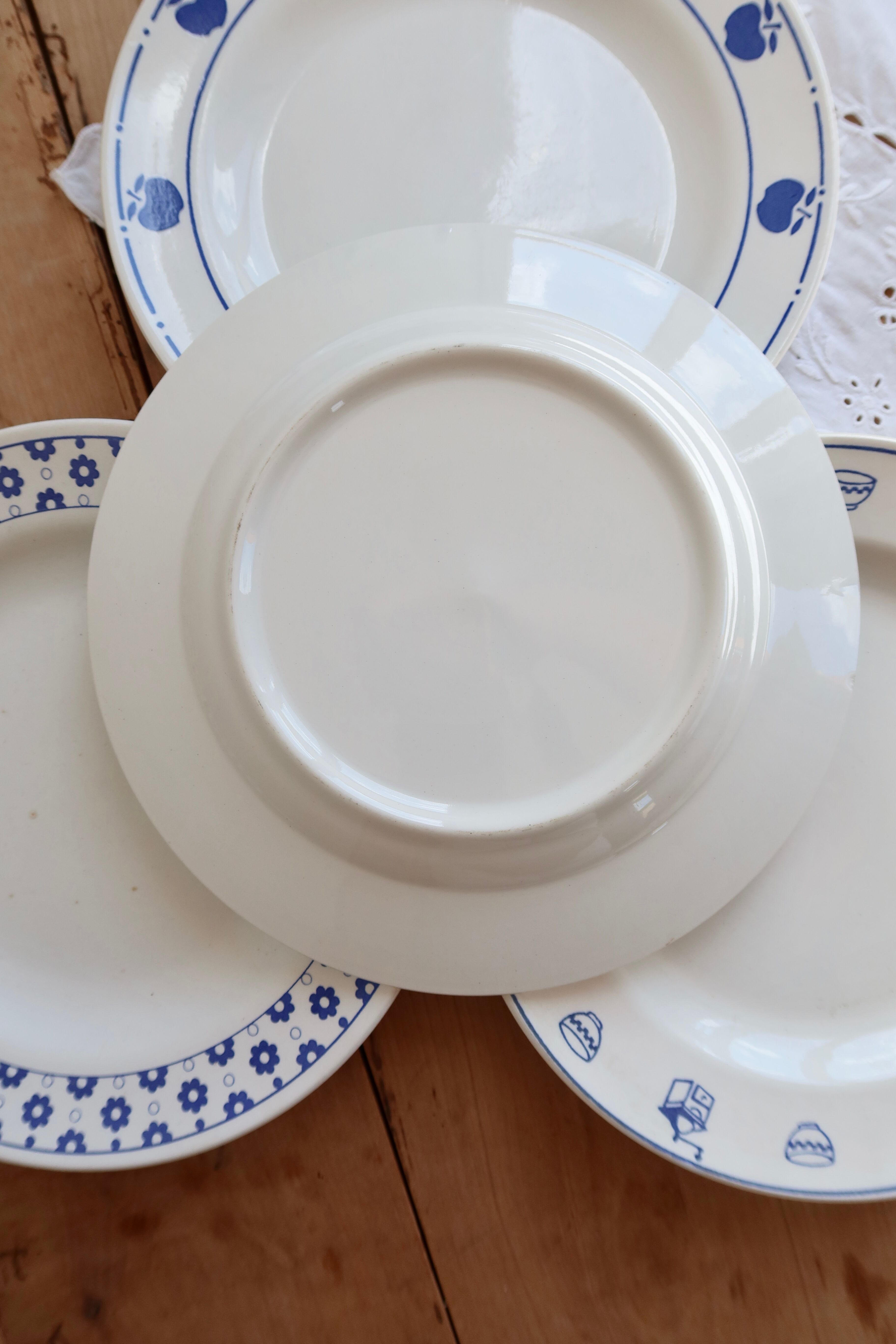 4 mismatched vintage dinner plates - Lot Cutie II