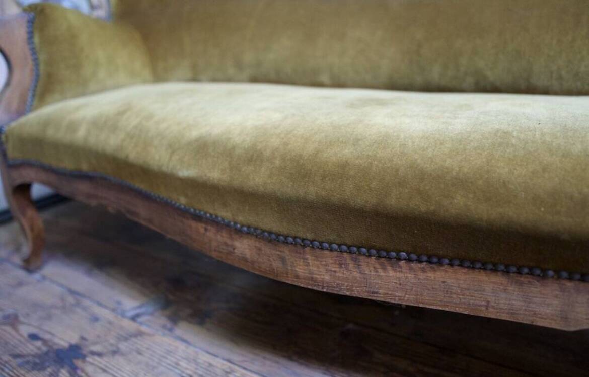 Three-seater velvet canapé in green, Louis Philippe style, 19th century.