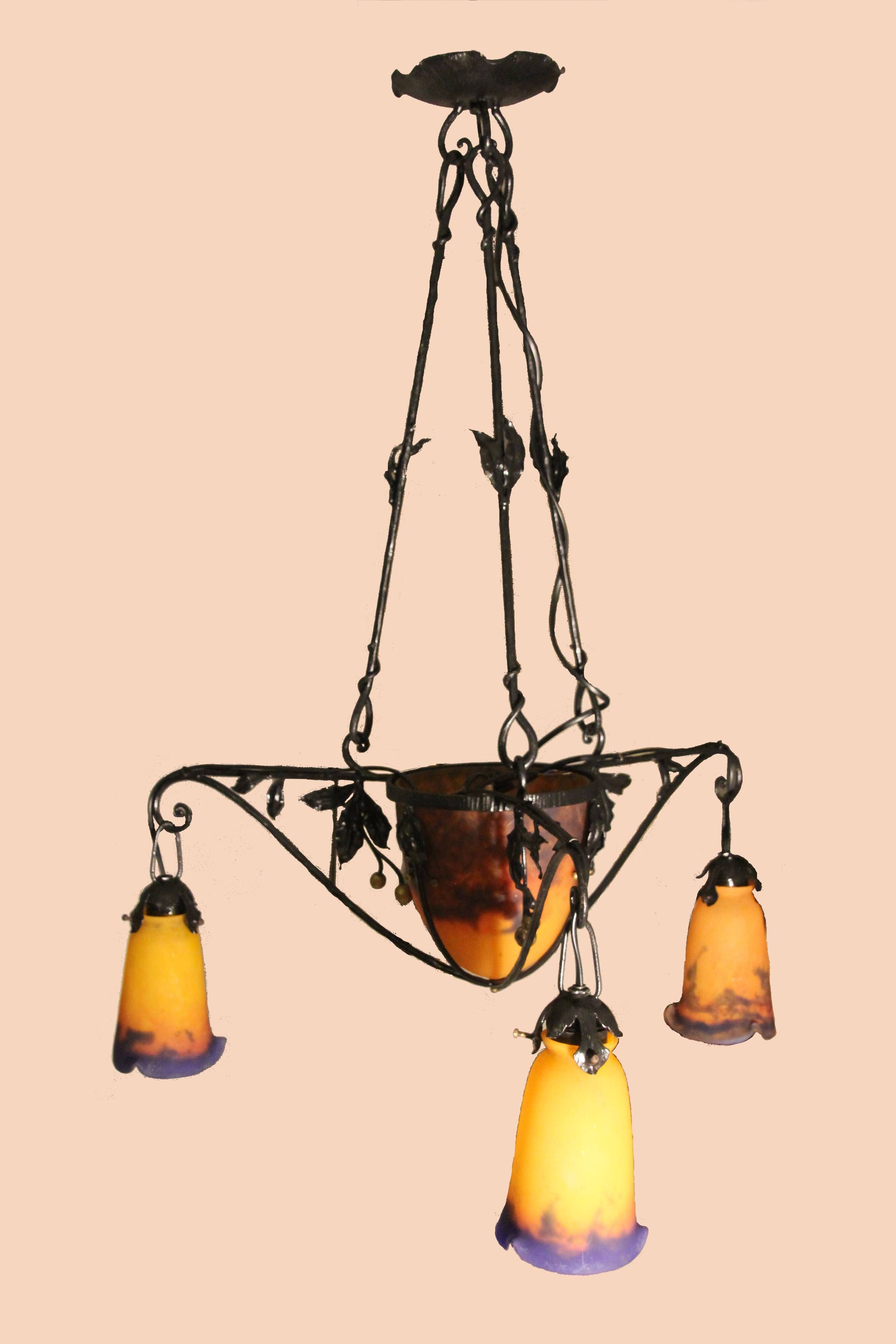 Three tulip-shaped lights + glass paste basin signed Muller Lunéville.