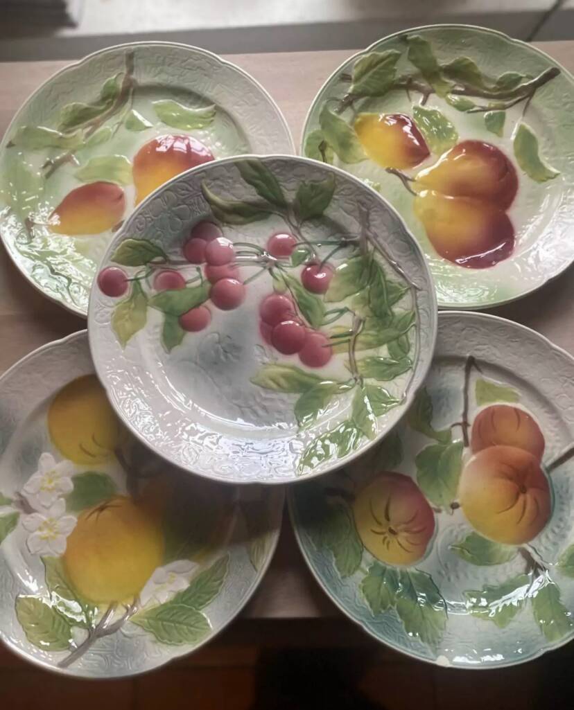 Set of 5 flat plates in Saint-Clément Barbotine earthenware with seasonal fruit motifs