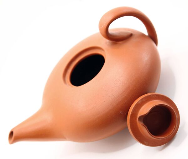 Théière ancienne en terre artisanale de la poterie neuchâteloise, Suisse
