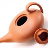 Théière ancienne en terre artisanale de la poterie neuchâteloise, Suisse